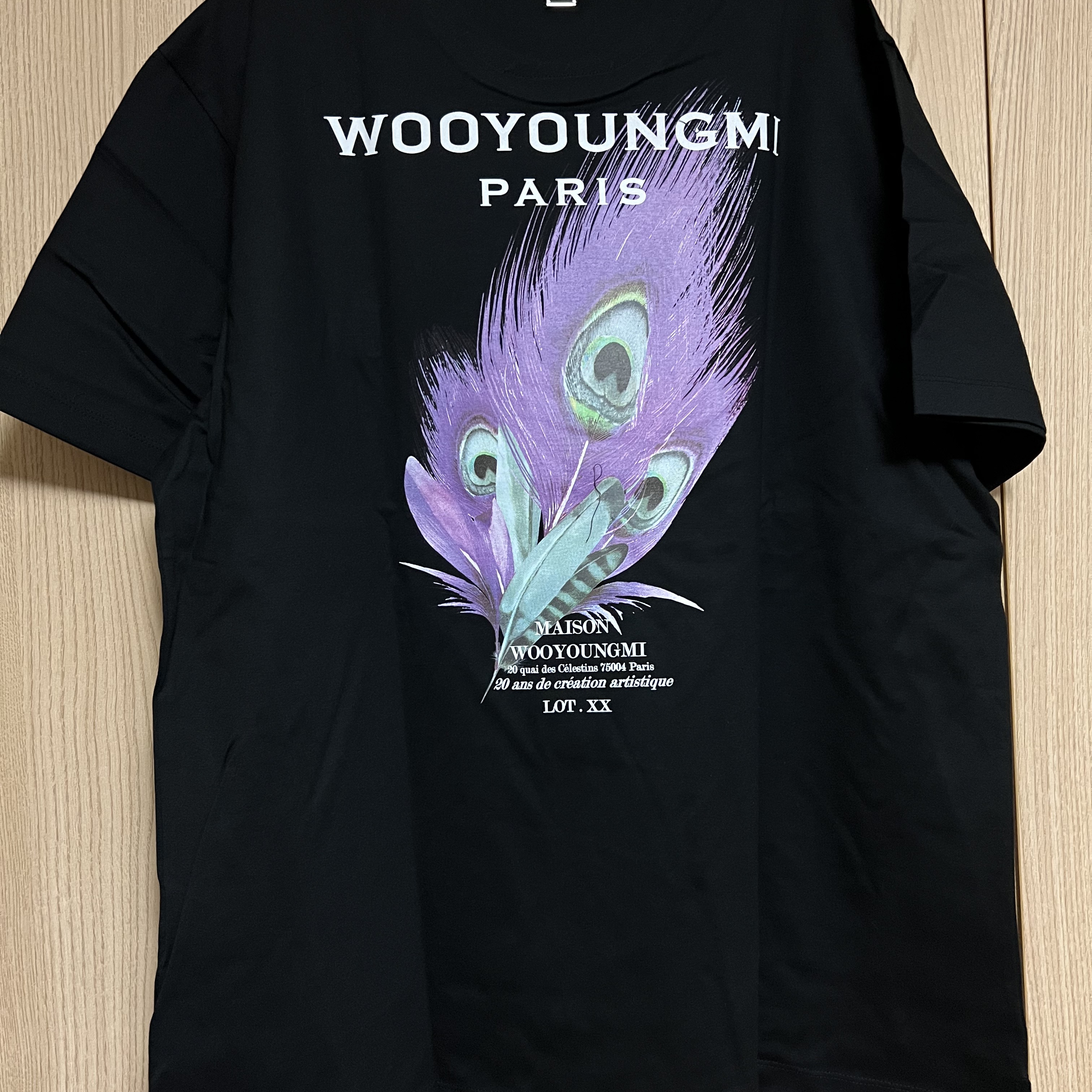 Wooyoungmi Feather Back Logo T-Shirt Black - 23SS, Wooyoungmi Flower Print Back Logo T-Shirt Ivory - 23SS 착용 스타일 - 1