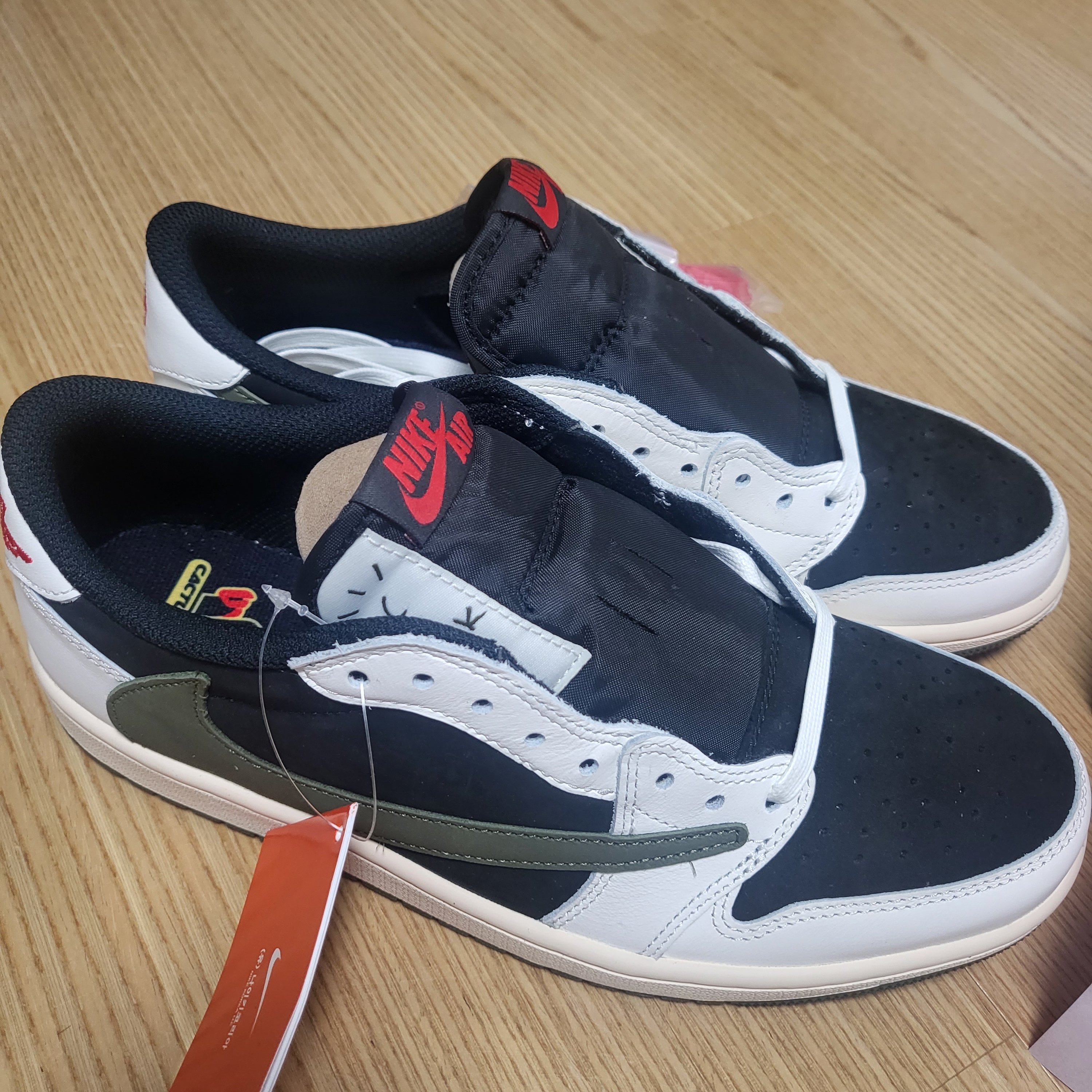 (W) Jordan 1 x Travis Scott Retro Low OG SP Medium Olive 착용 스타일 - 1