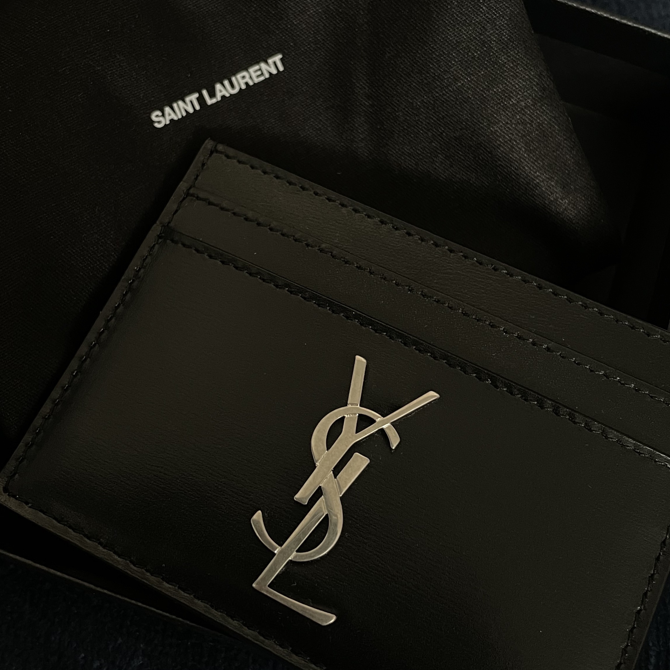 Saint Laurent Monogram Card Case in Smooth Leather Black 착용 스타일