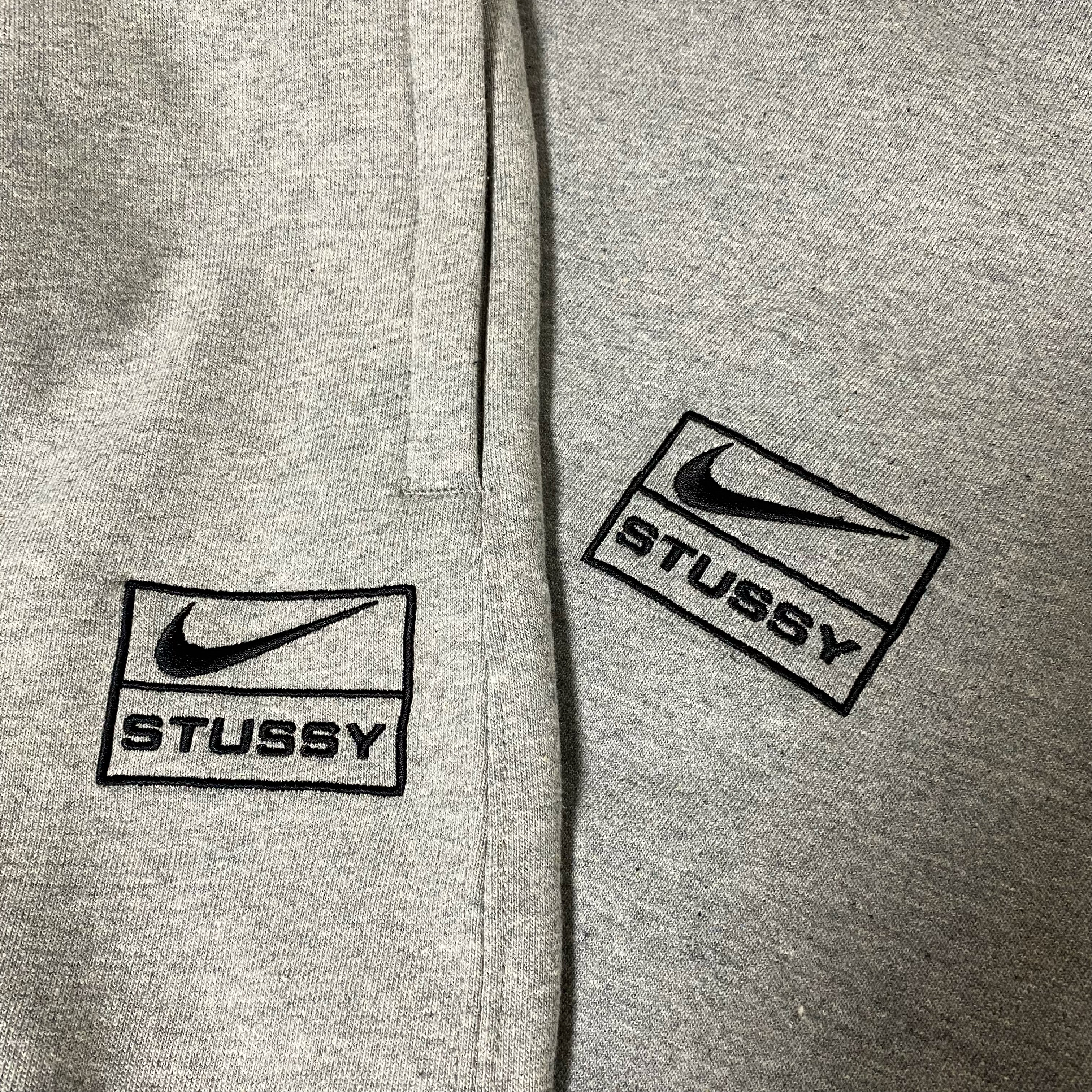 Nike x Stussy NRG Fleece Crewneck Dark Grey Heather (DO9337-063), Nike x Stussy NRG Fleece Pants Dark Grey Heather (DO9340-063) 착용 스타일