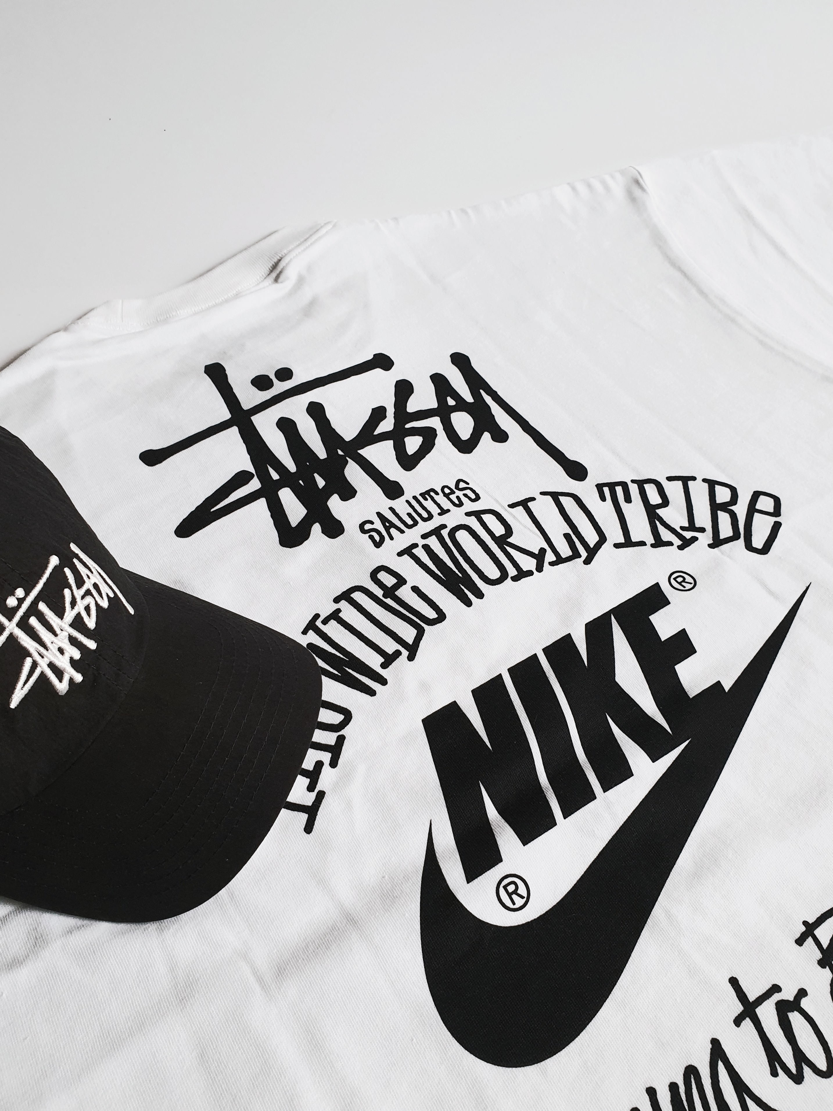 Nike x Stussy T-Shirt White (DV1774-100), Stussy Bio Washed Big Logo Low Pro Cap Charcoal 착용 스타일