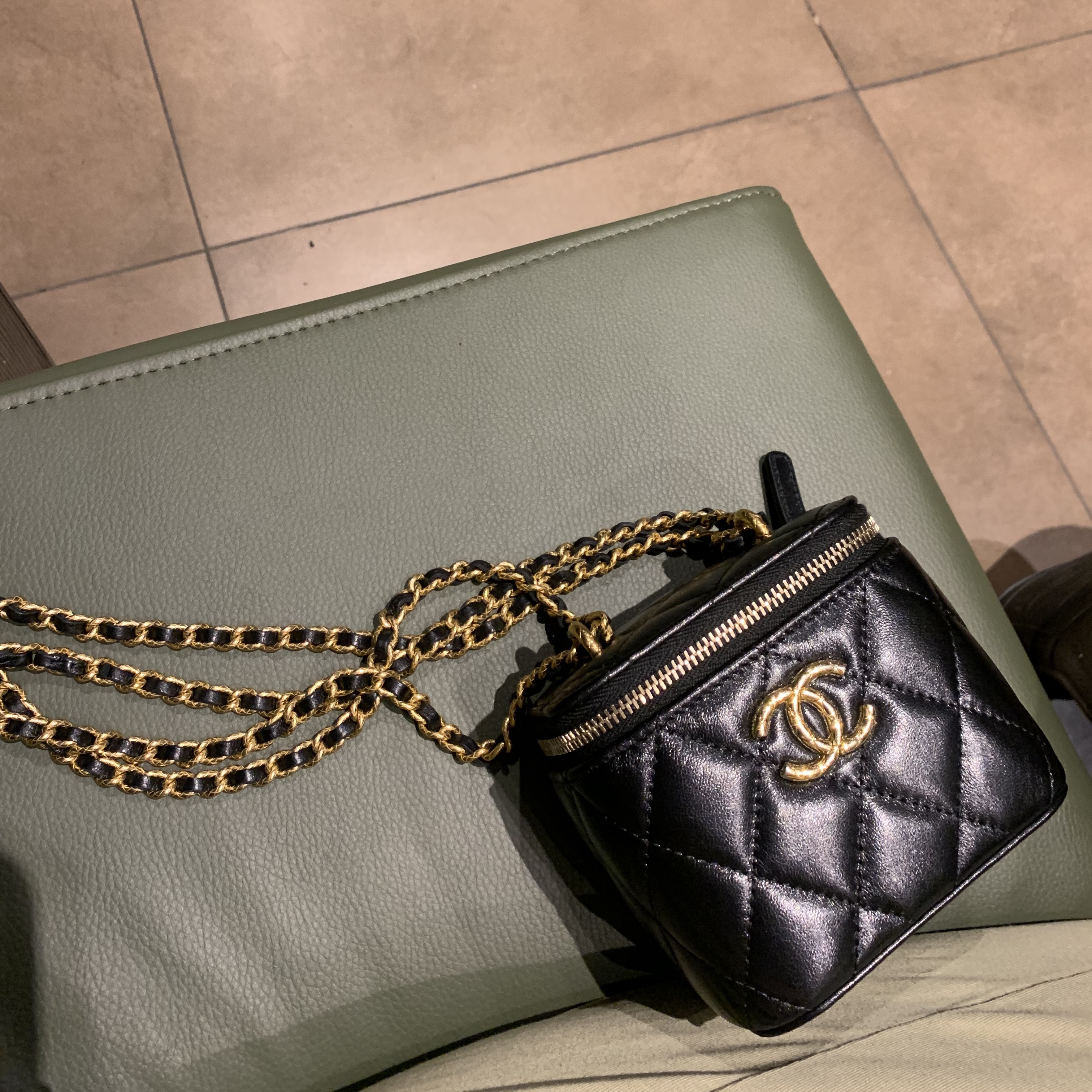 Chanel Small Vanity with Chain Lambskin & Gold Black 착용 스타일 - 3