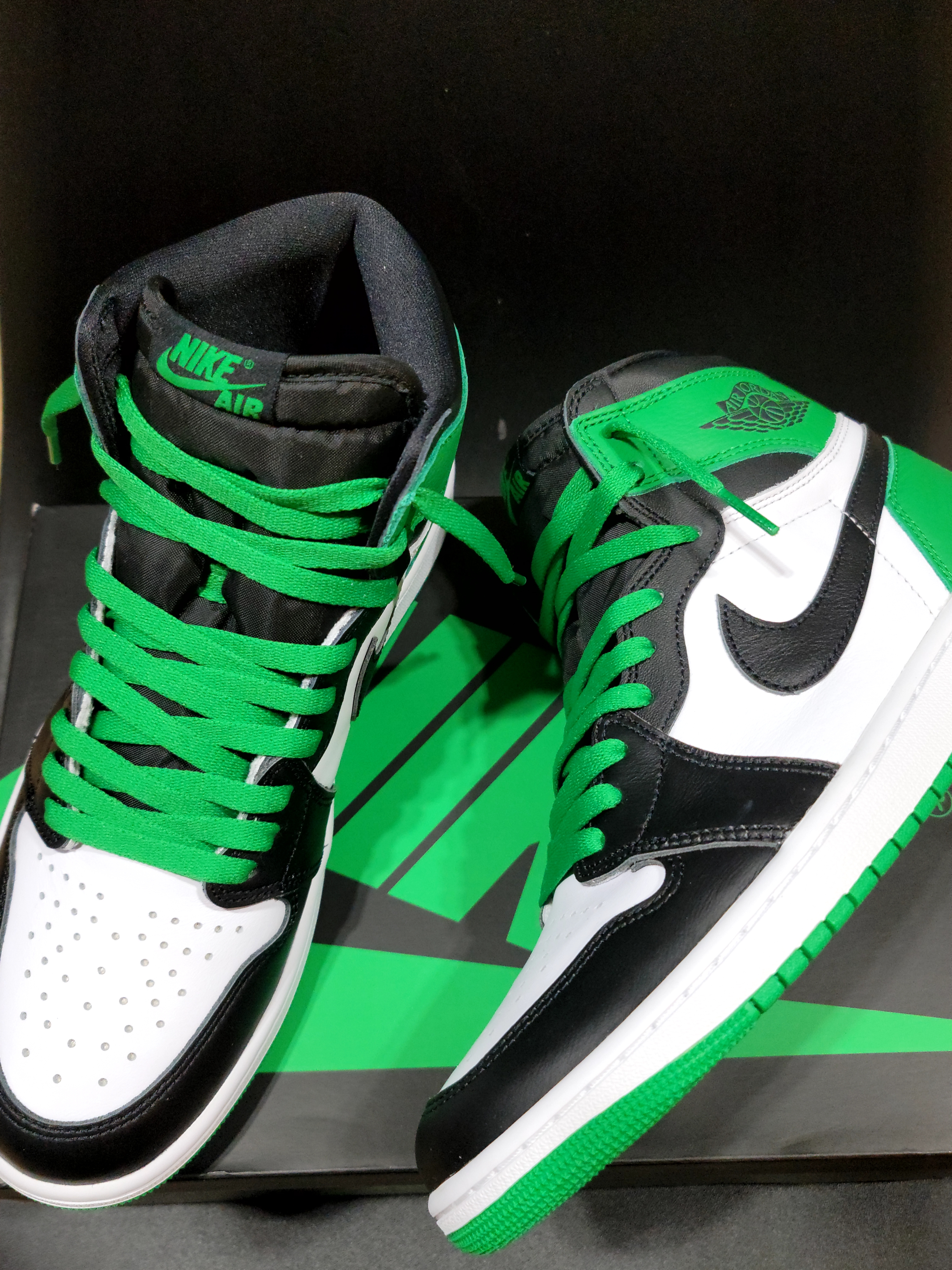 Jordan 1 Retro High OG Black and Lucky Green 착용 스타일 - 2