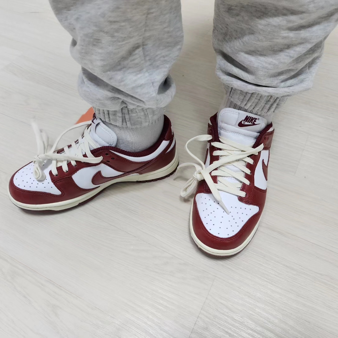 (W) Nike Dunk Low Retro PRM Team Red and White 착용 스타일 - 1