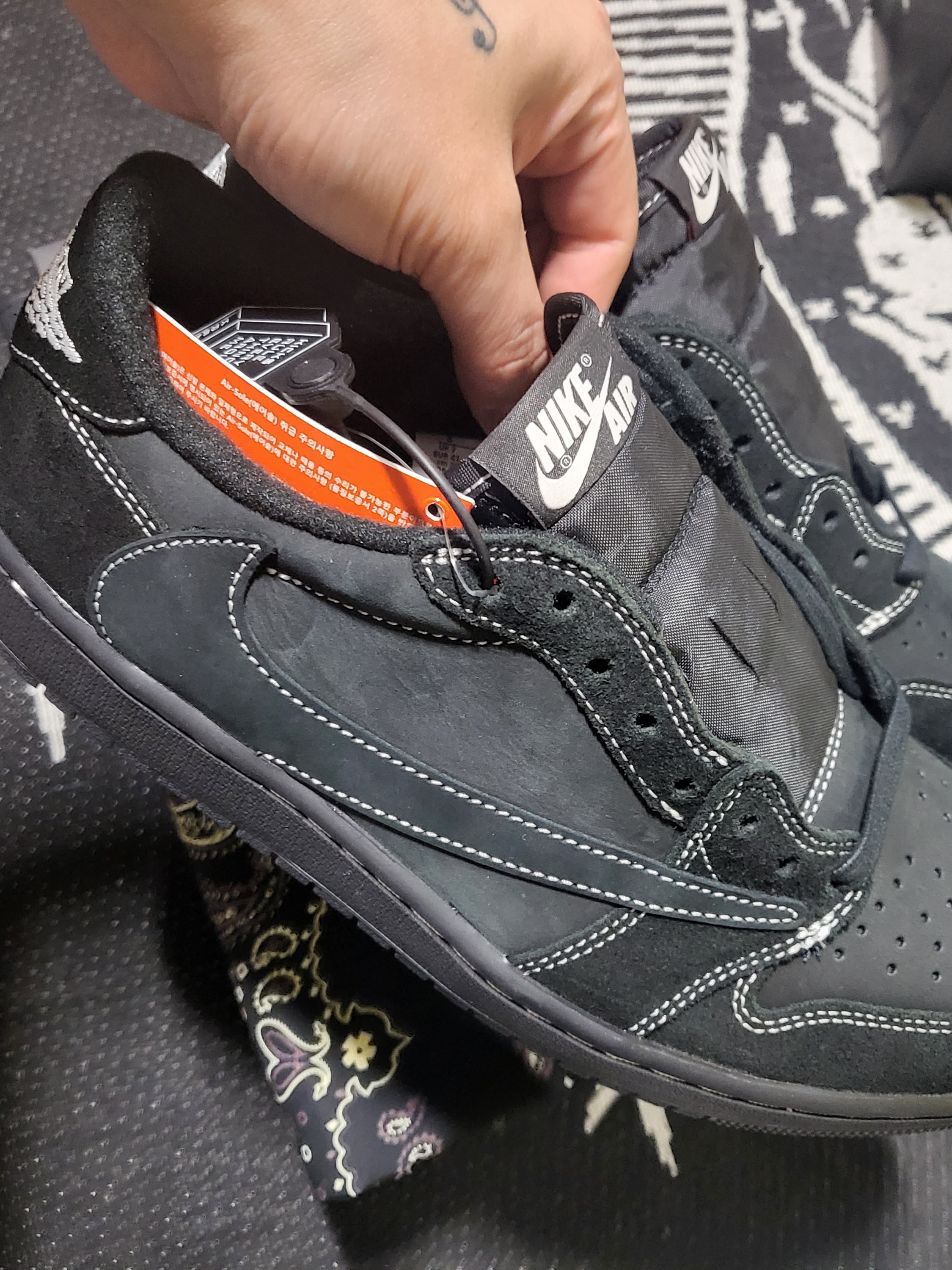 Jordan 1 x Travis Scott Retro Low OG SP Black Phantom 착용 스타일 - 1