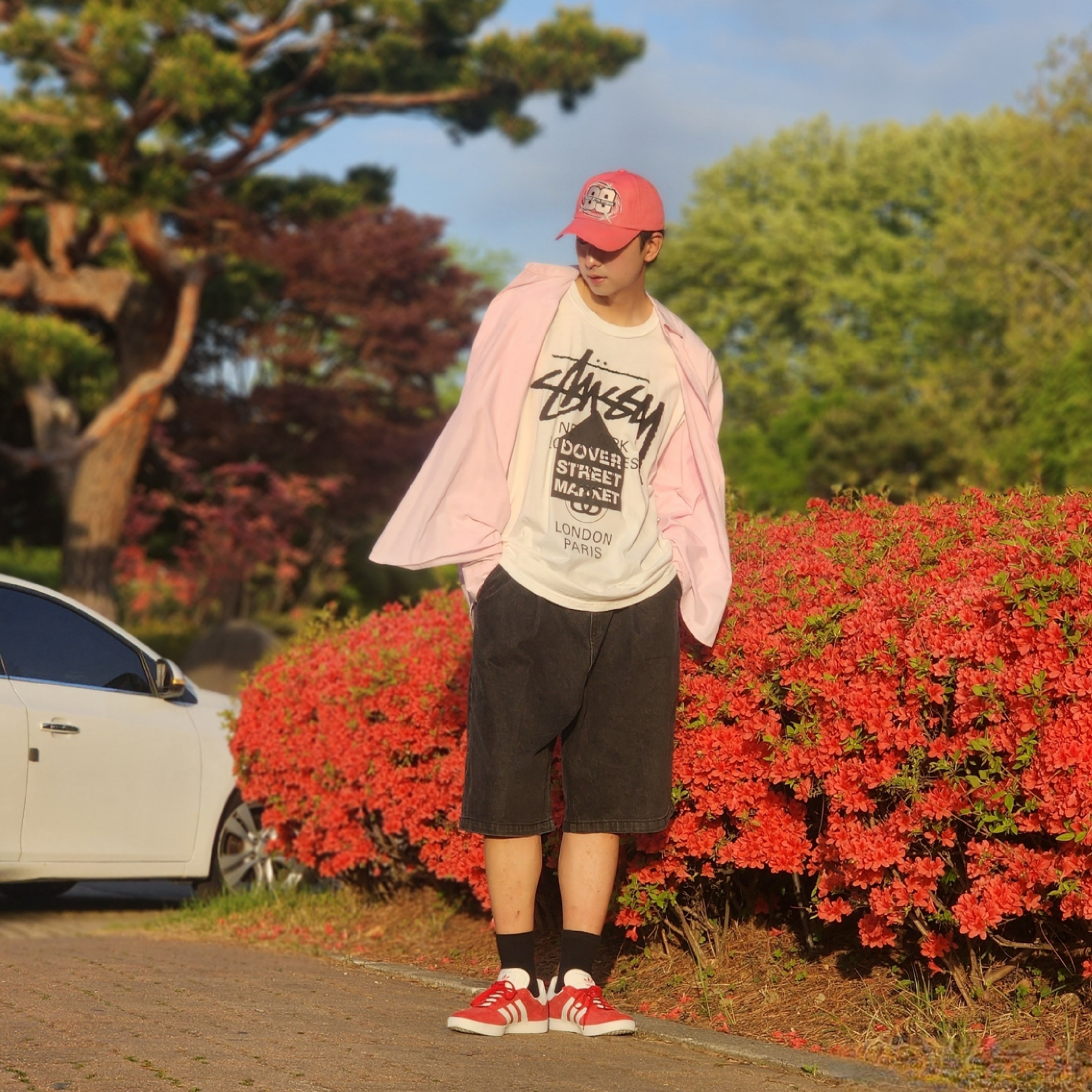 Stussy DSM World Tour T-Shirt White, Adidas Gazelle Power Red 착용 스타일 - 1