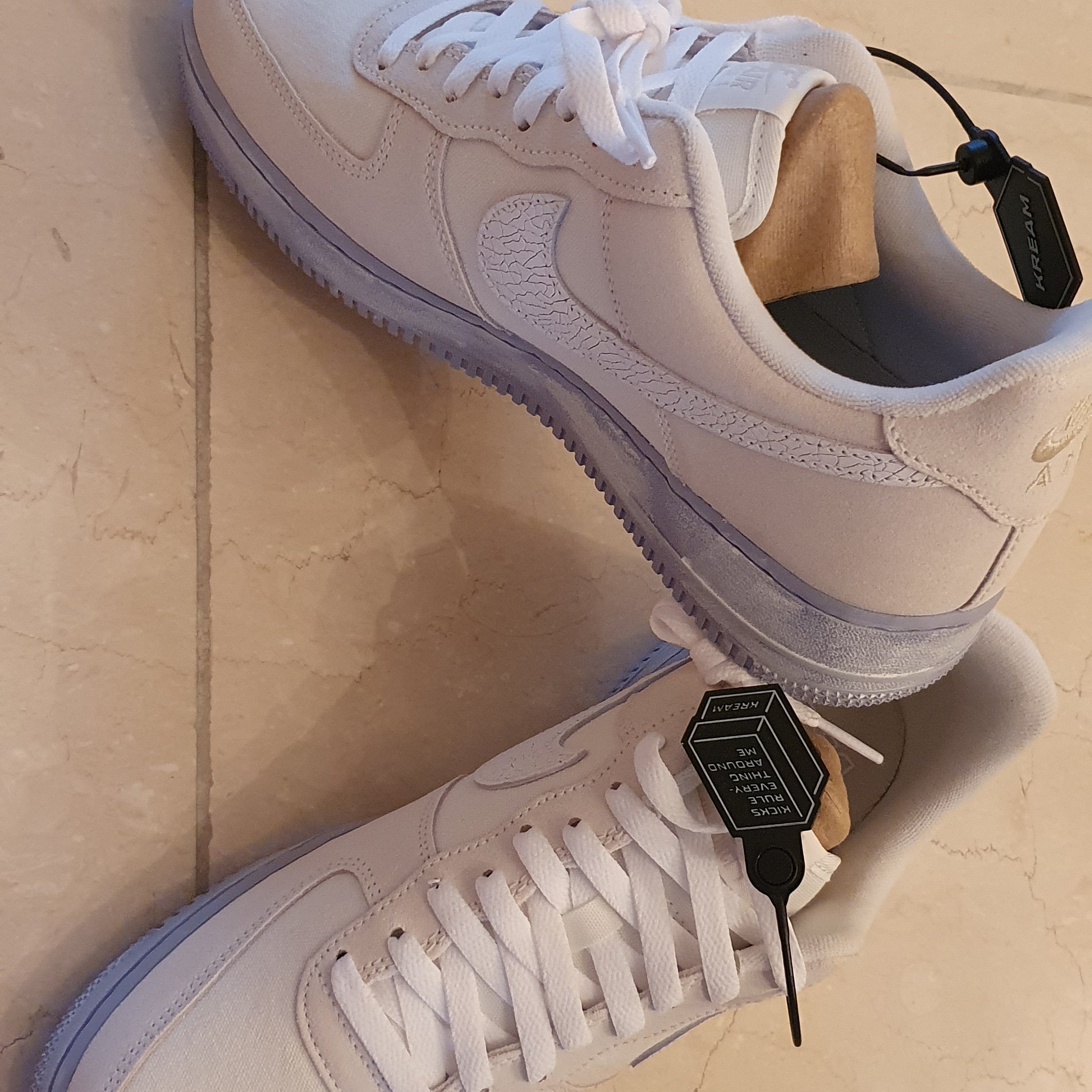 Nike Air Force 1 '07 LV8 EMB Summit White Blue Whisper 착용 스타일 - 2