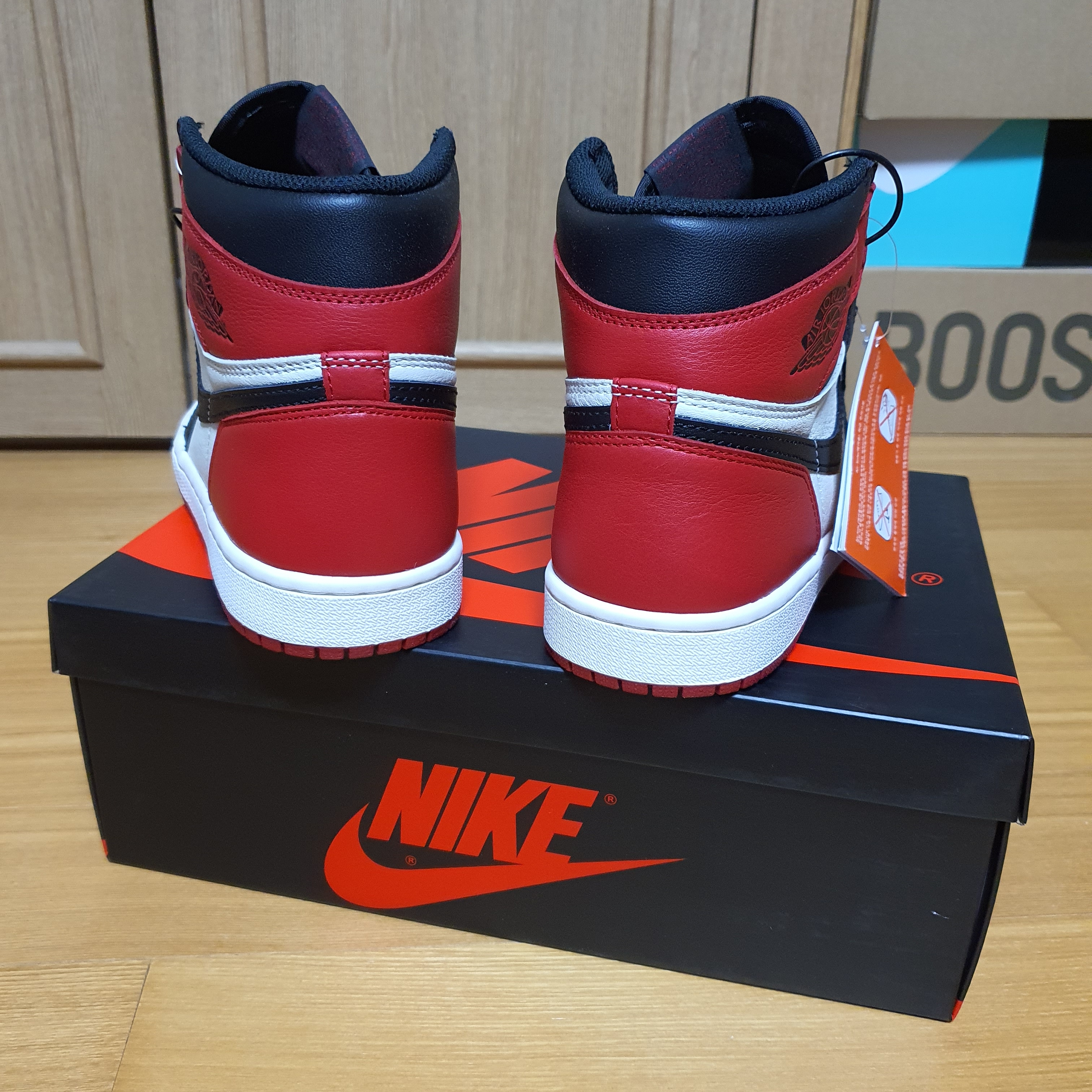 Jordan 1 Retro High OG Bred Toe 착용 스타일 - 3