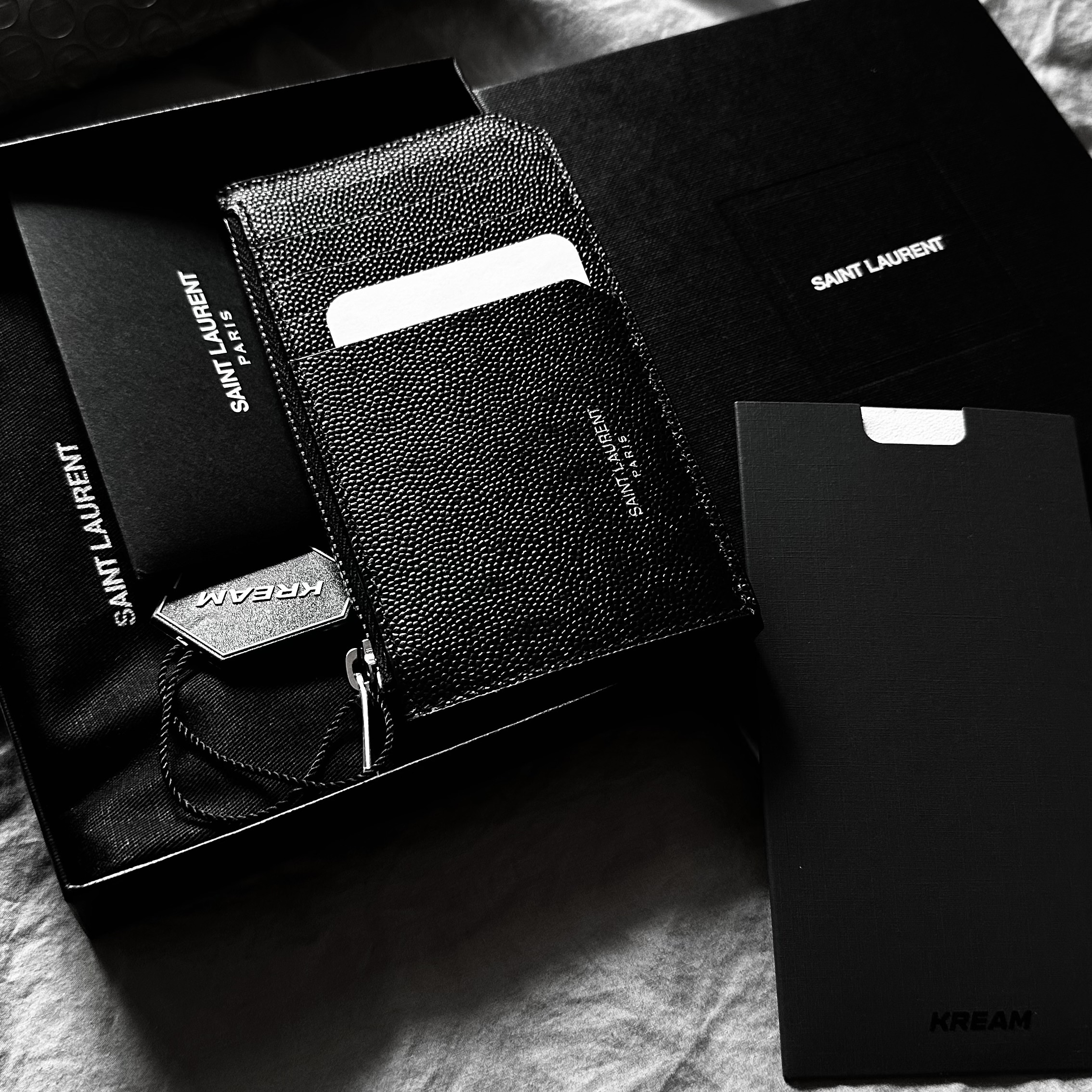 Saint Laurent Zipped Card Case Black 착용 스타일
