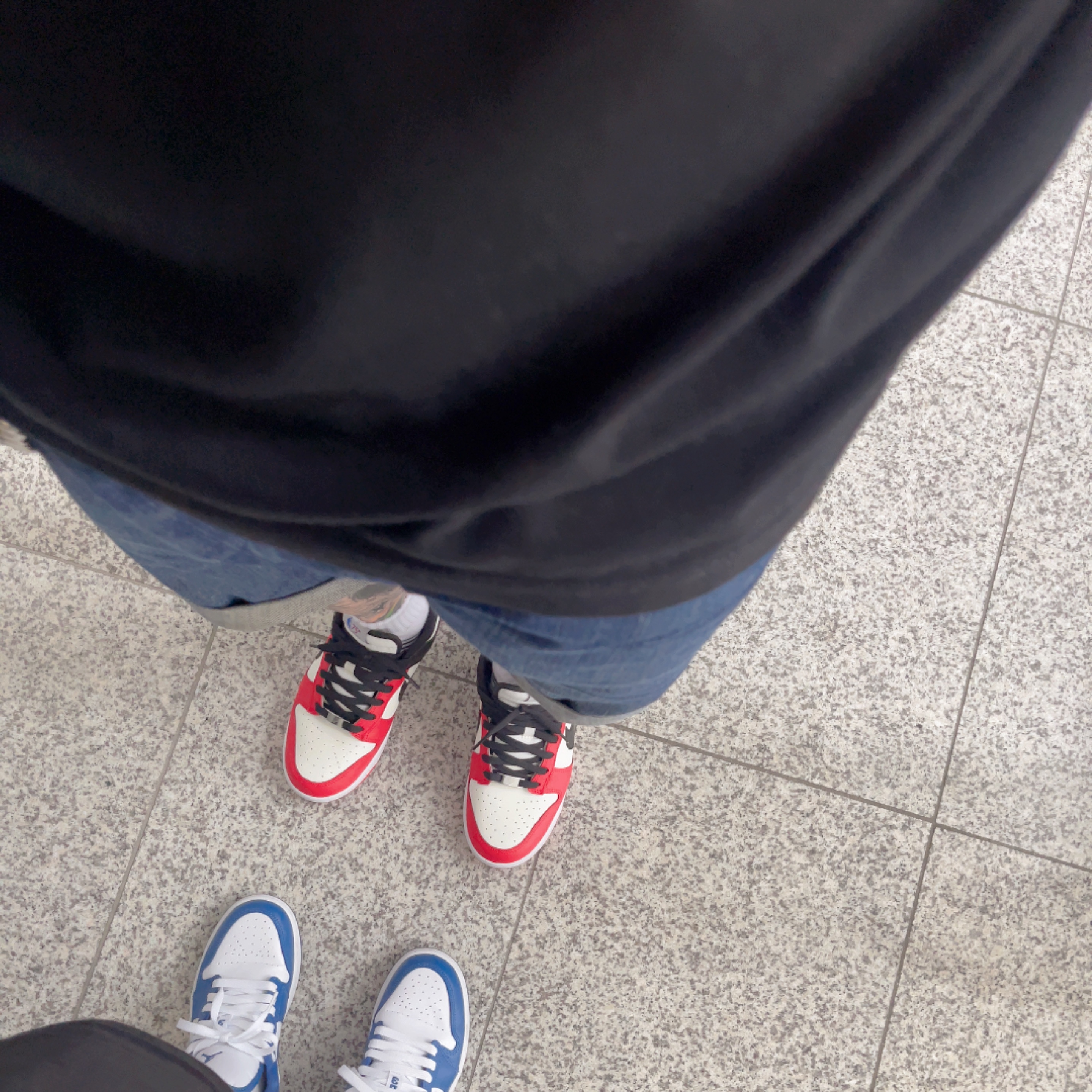 (W) 조던 1 로우 화이트 다크 마리나 블루, 나이키 x NBA 덩크 로우 레트로 EMB 블랙 앤 칠리 레드 착용 스타일 - 2