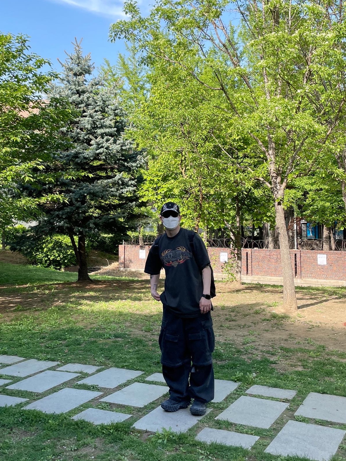 발렌시아가 디펜더 스니커즈 블랙, 이지 갭 엔지니어드 바이 발렌시아가 플레임 캡 블랙 착용 스타일 - 1