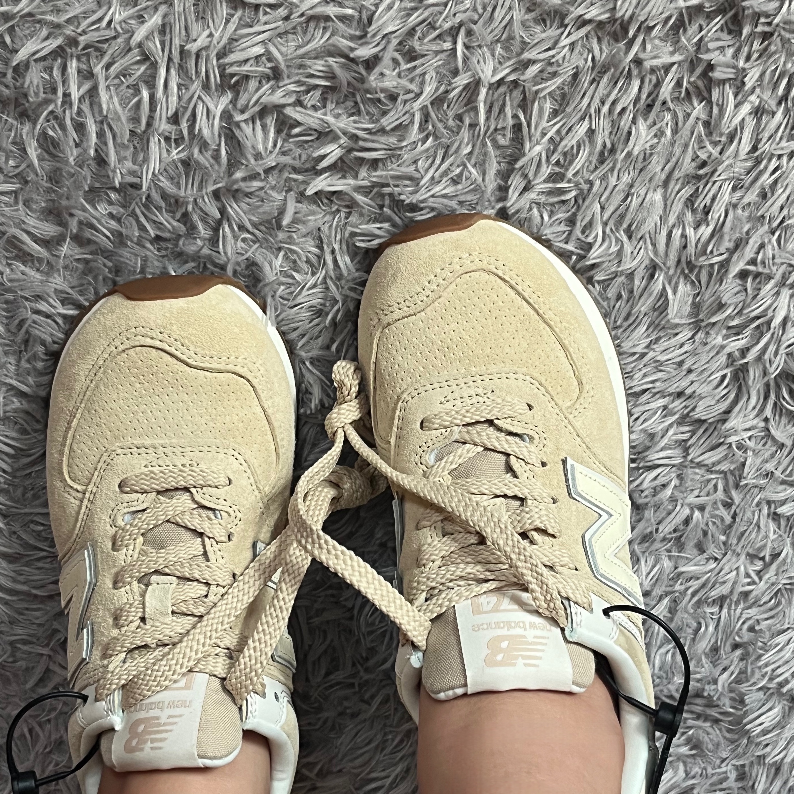 (W) New Balance 574 Beige - B Standard 착용 스타일