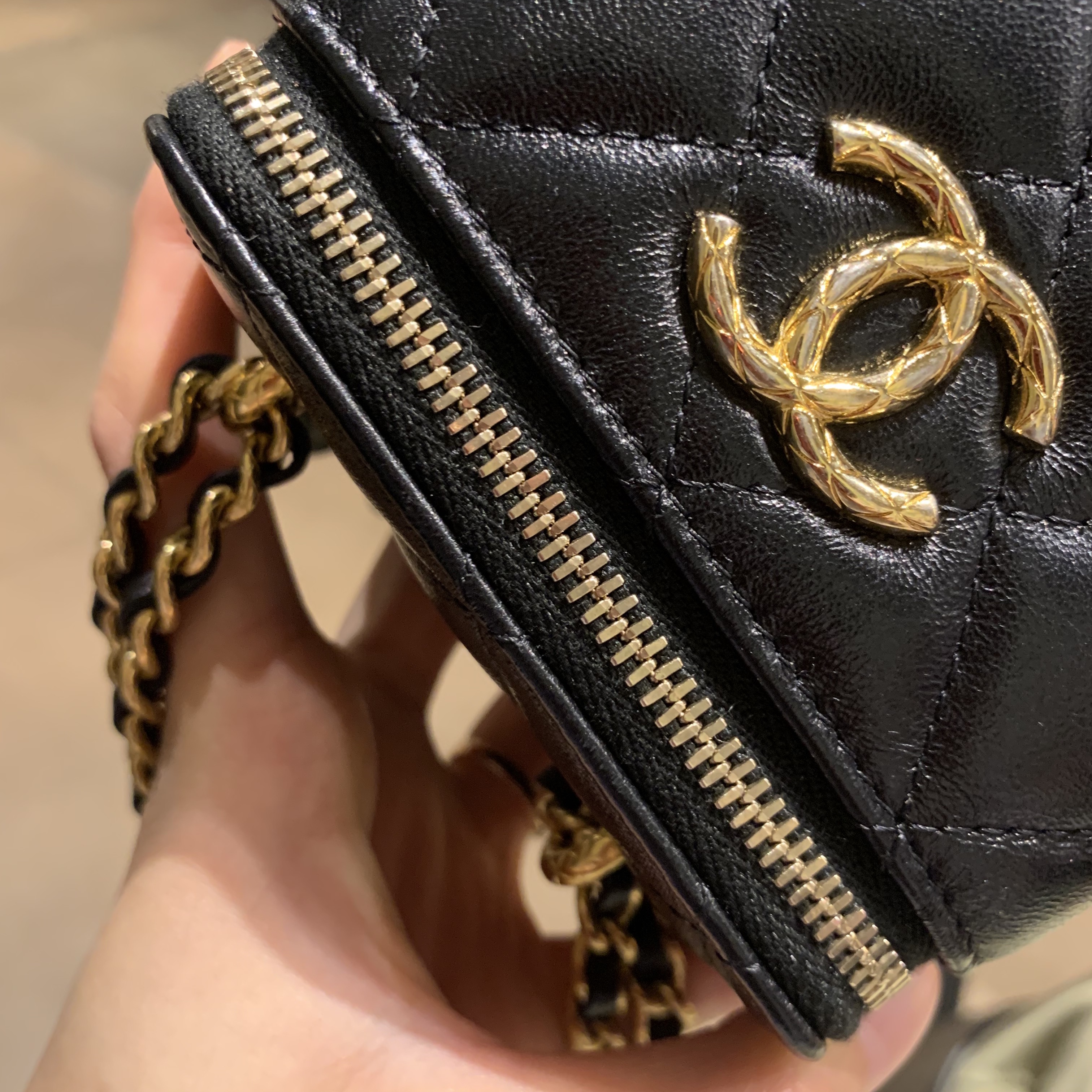 Chanel Small Vanity with Chain Lambskin & Gold Black 착용 스타일 - 2