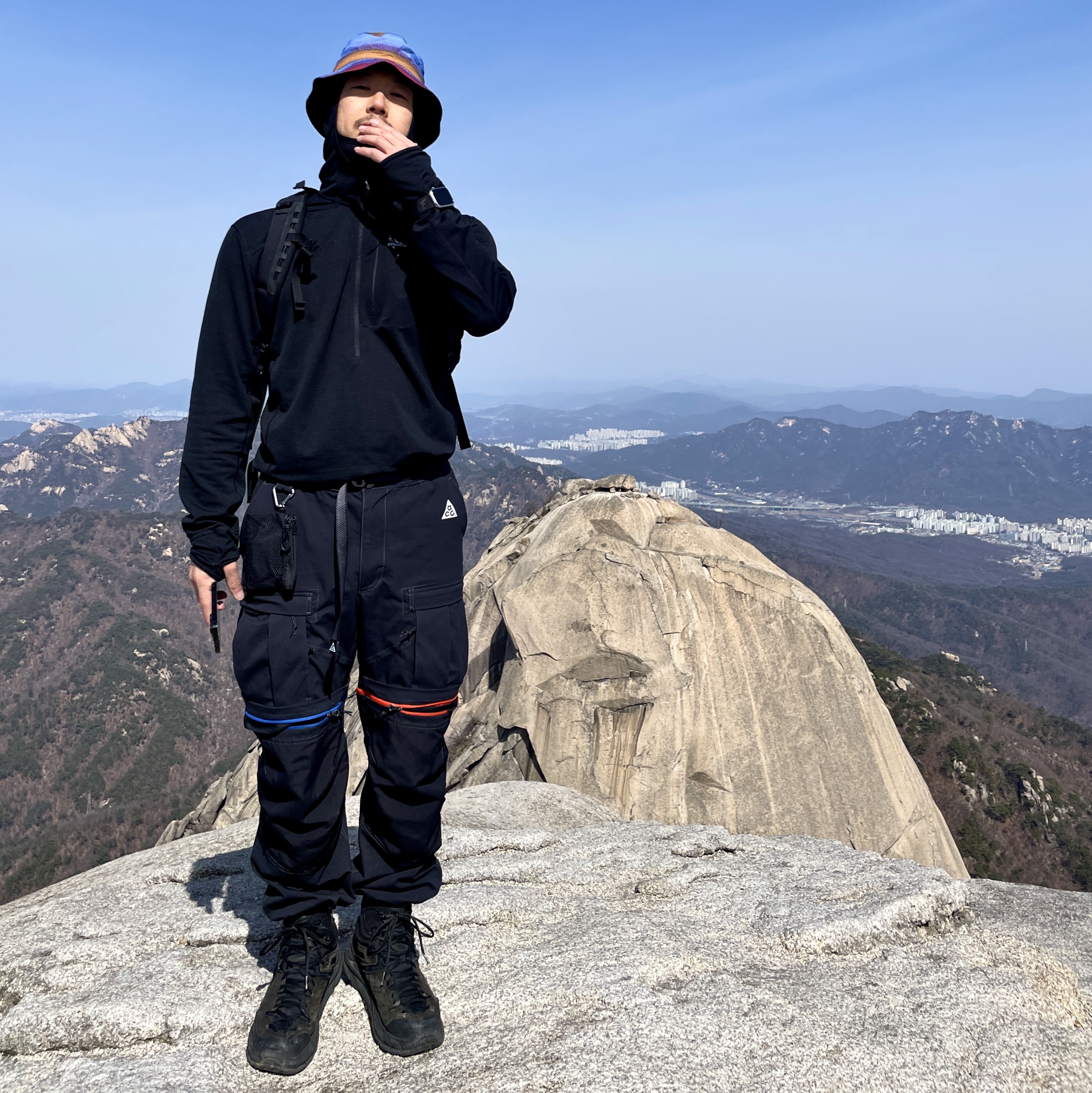 Hoka Tor Ultra Hi 2 WP Black, Nike ACG Smith Summit Cargo Pants Black Summit White - Asia 착용 스타일