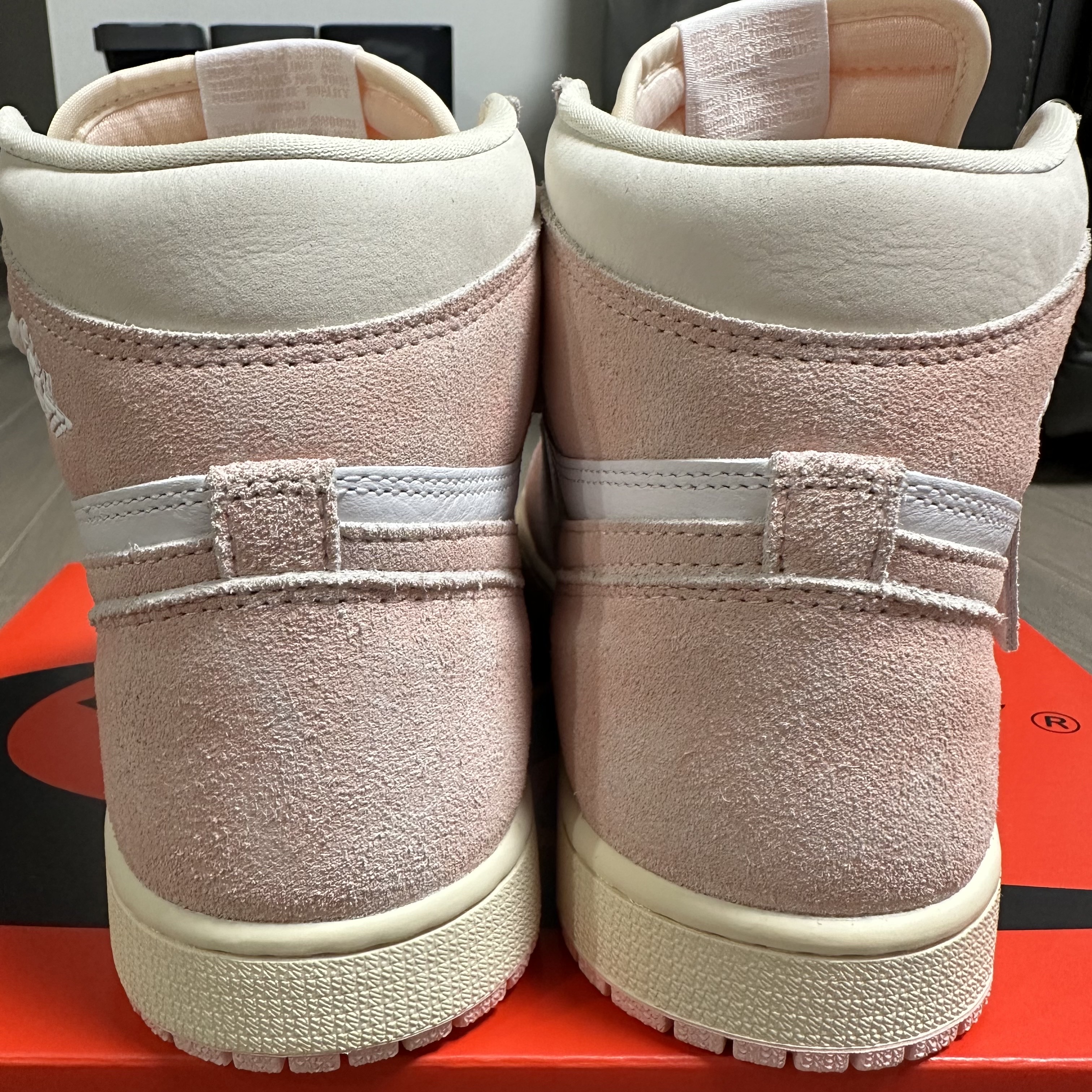 (W) Jordan 1 Retro High OG Coconut Milk and Sail 착용 스타일 - 4