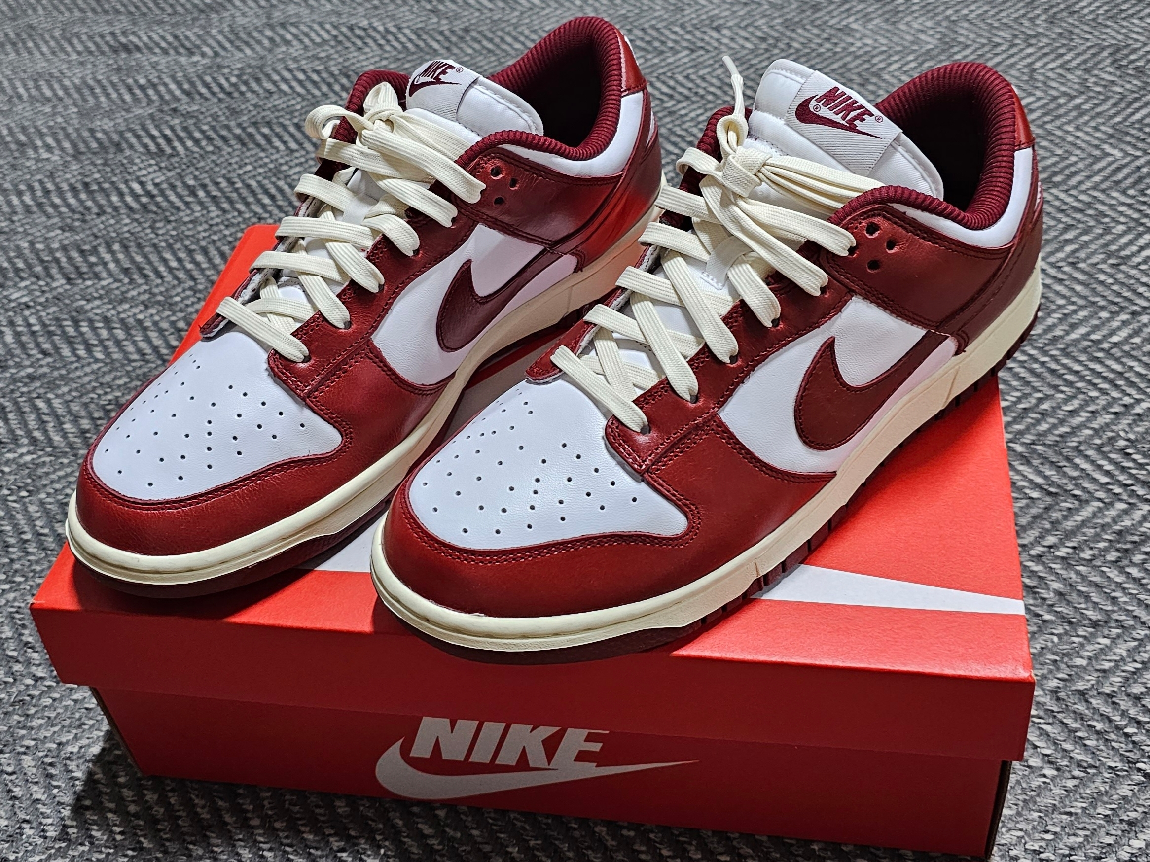 (W) Nike Dunk Low Retro PRM Team Red and White, Nike Dunk Low White Night Maroon 착용 스타일 - 3