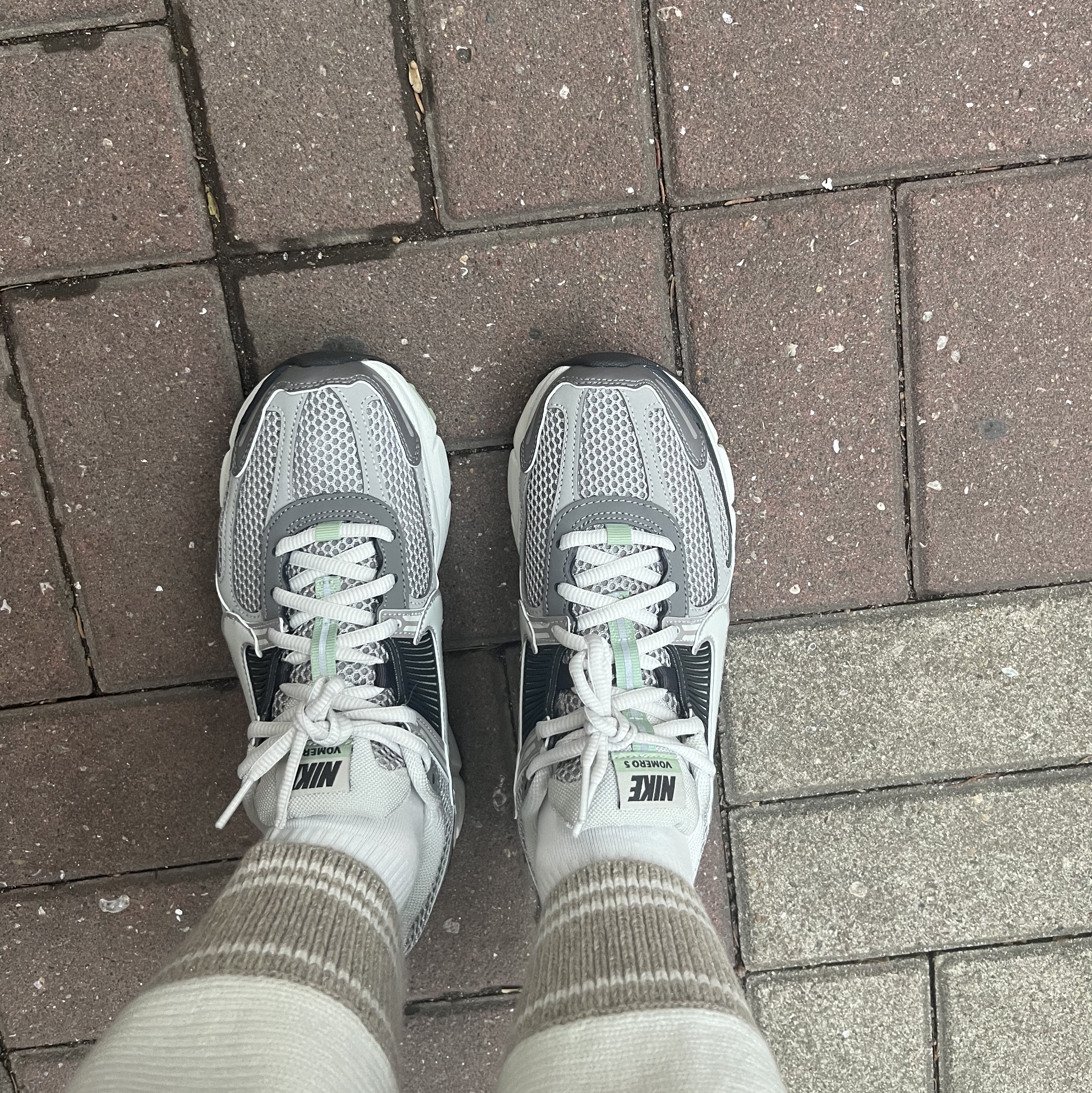 (W) Nike Zoom Vomero 5 Cobblestone and Flat Pewter 착용 스타일