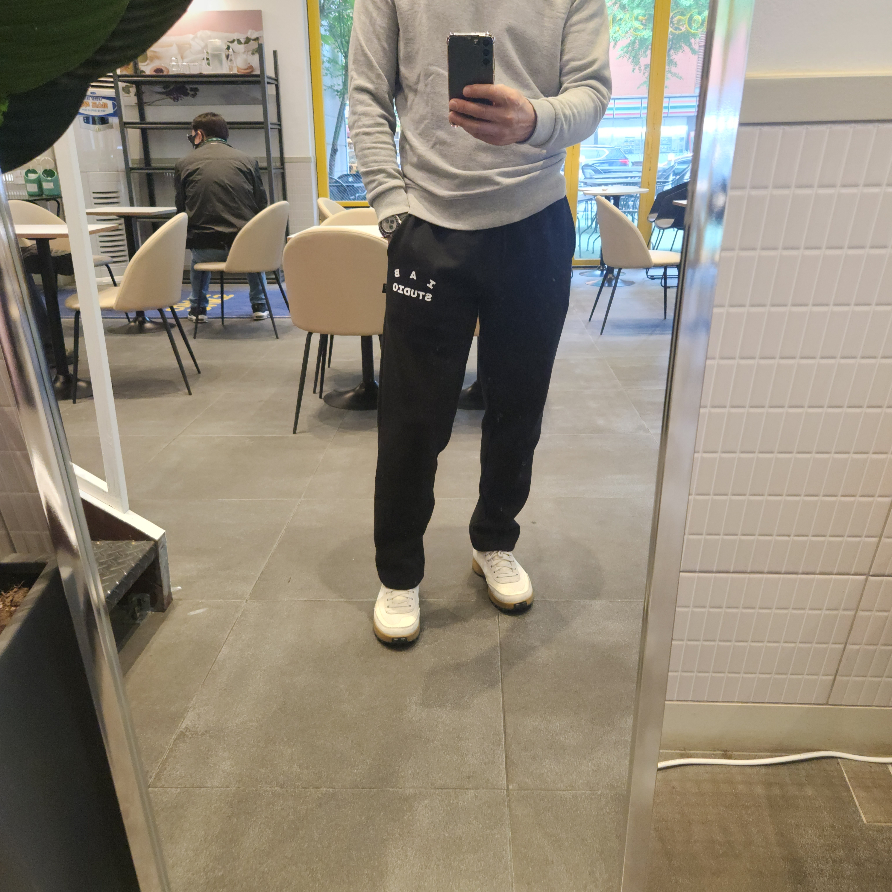 IAB Studio Sweatpants Black White - 23SS 착용 스타일