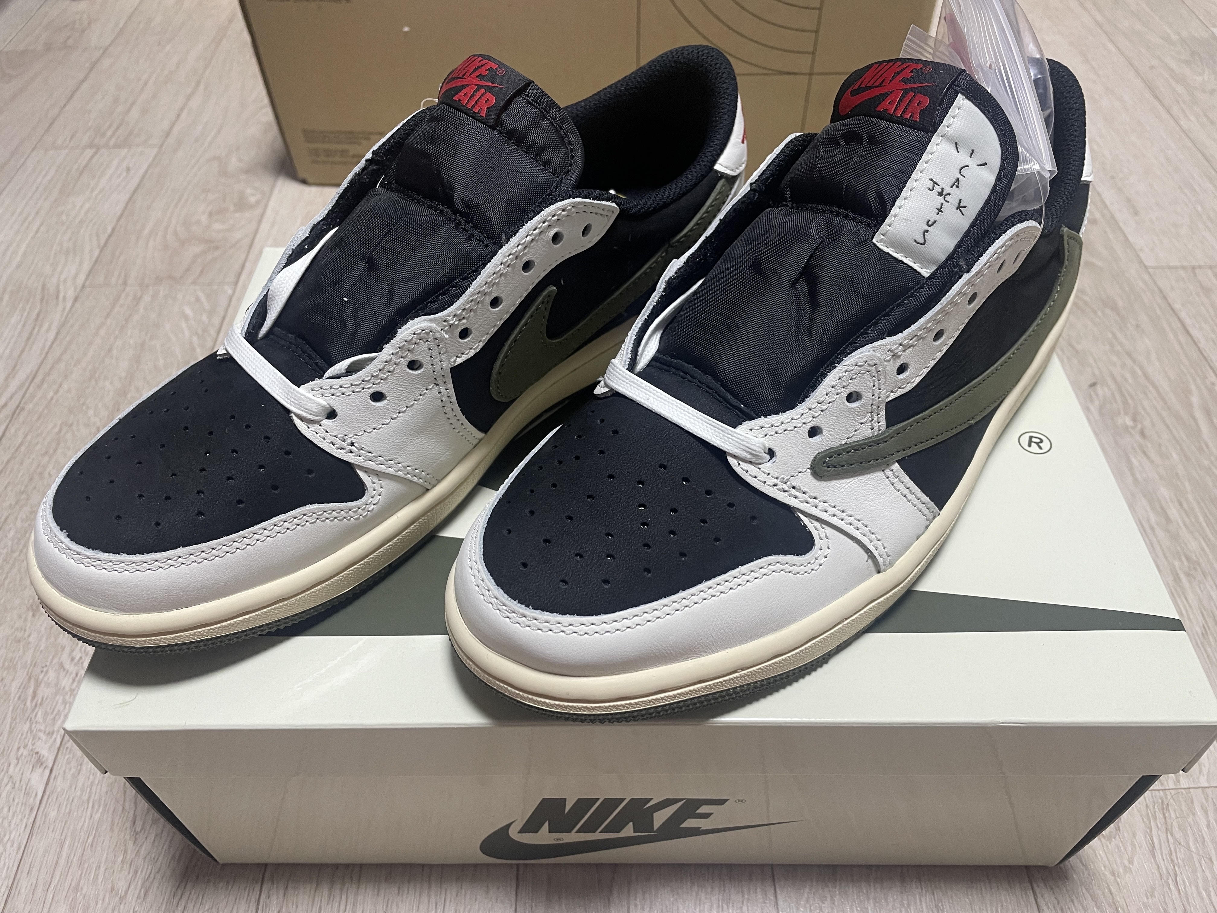 (W) Jordan 1 x Travis Scott Retro Low OG SP Medium Olive 착용 스타일 - 2