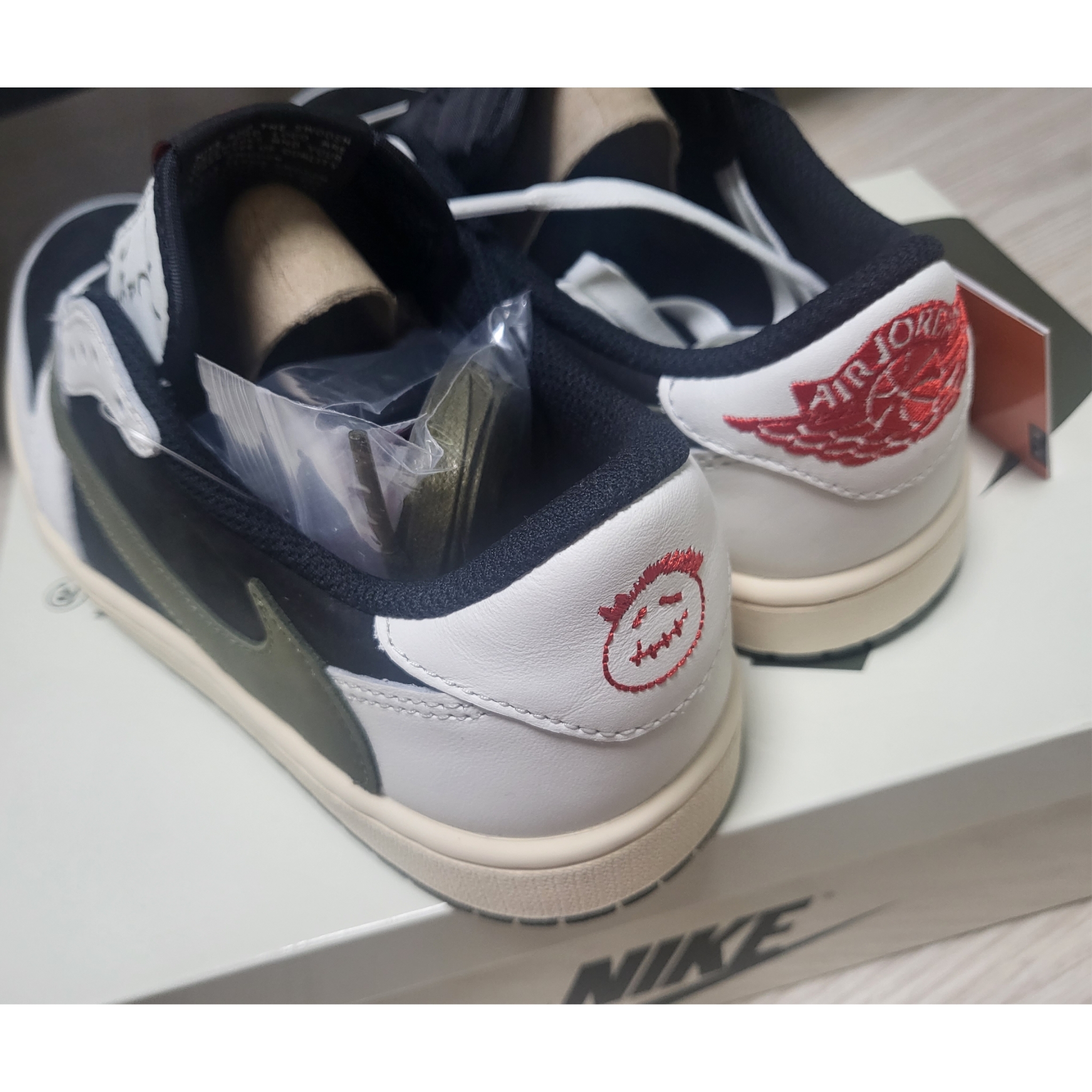 (W) Jordan 1 x Travis Scott Retro Low OG SP Medium Olive 착용 스타일 - 3