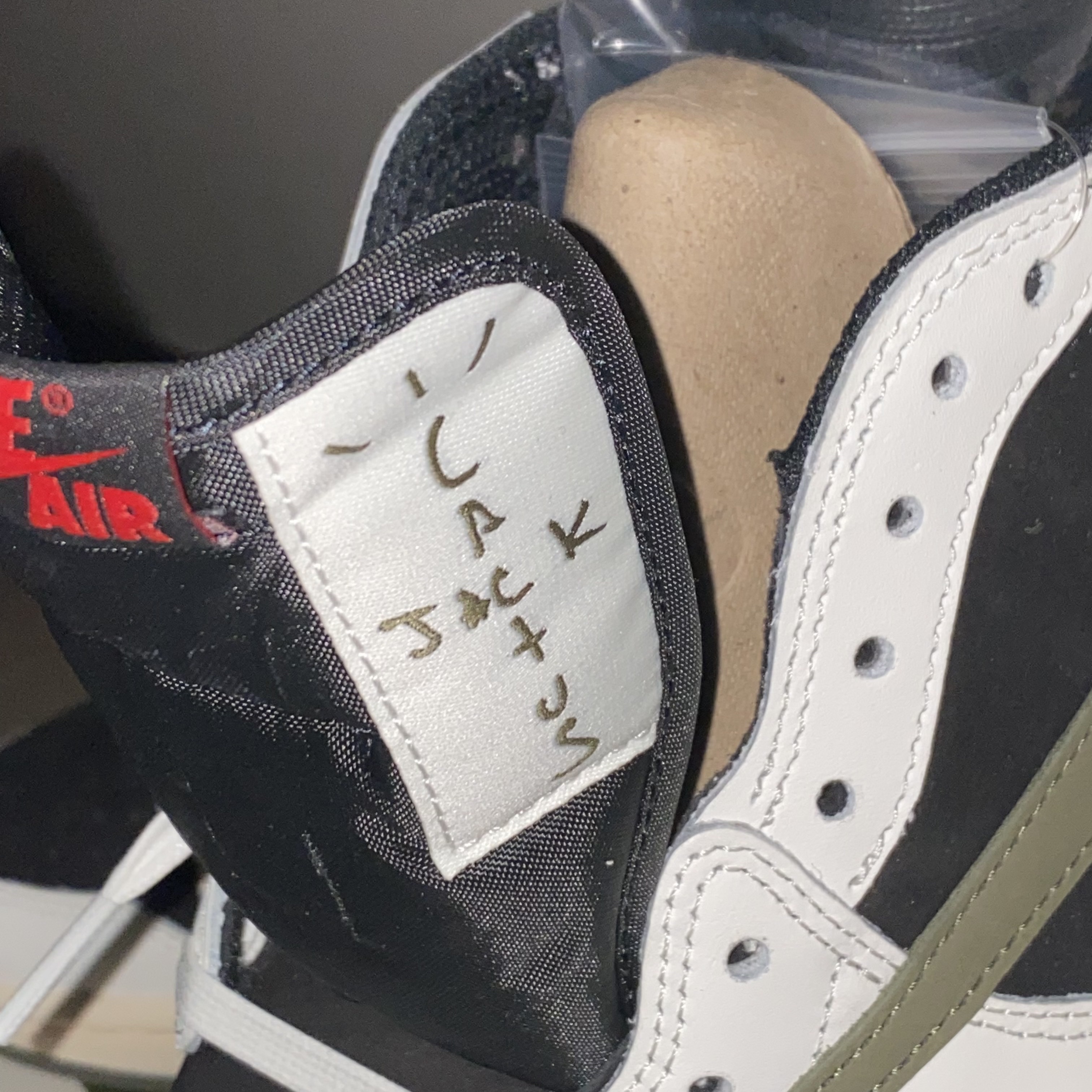 (W) Jordan 1 x Travis Scott Retro Low OG SP Medium Olive 착용 스타일 - 3