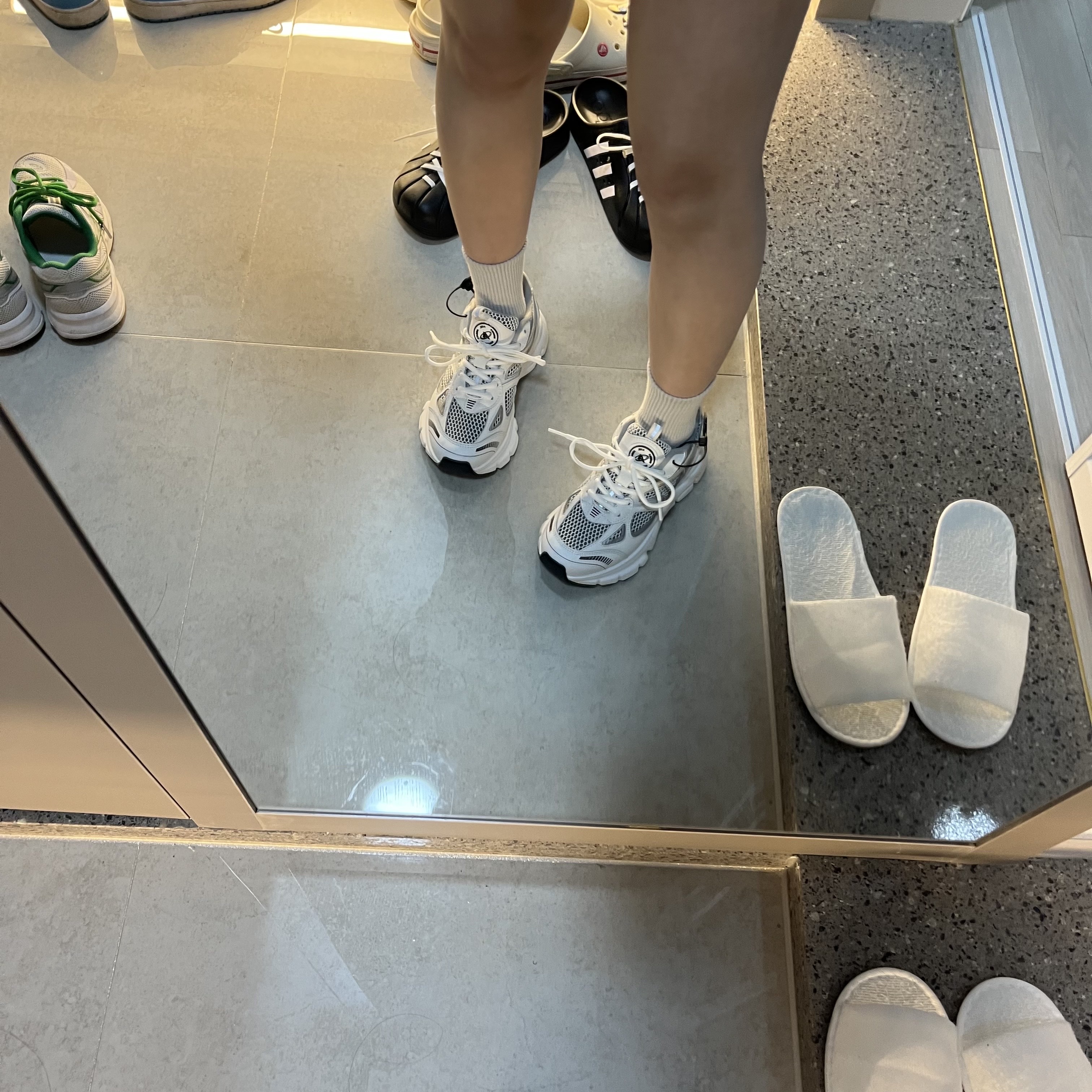 (W) Axel Arigato Marathon Runner White Silver 착용 스타일