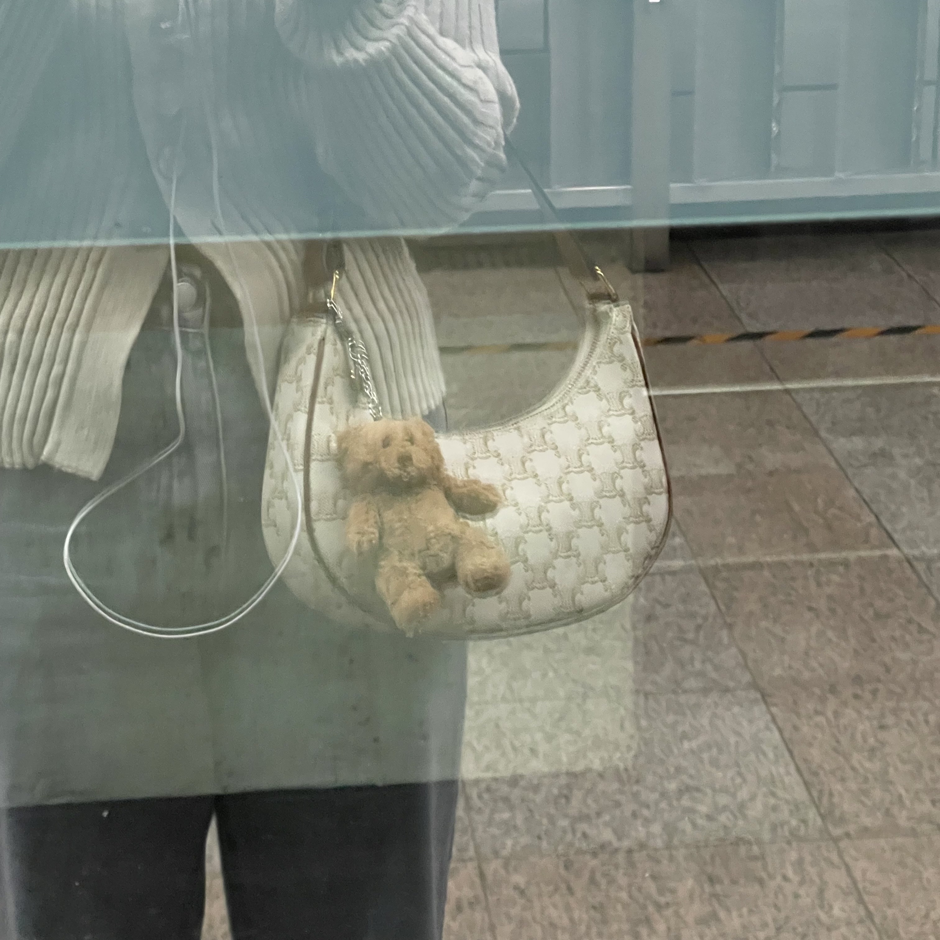 Jellycat Bartholomew Bear Bag Charm Brown 착용 스타일 - 1