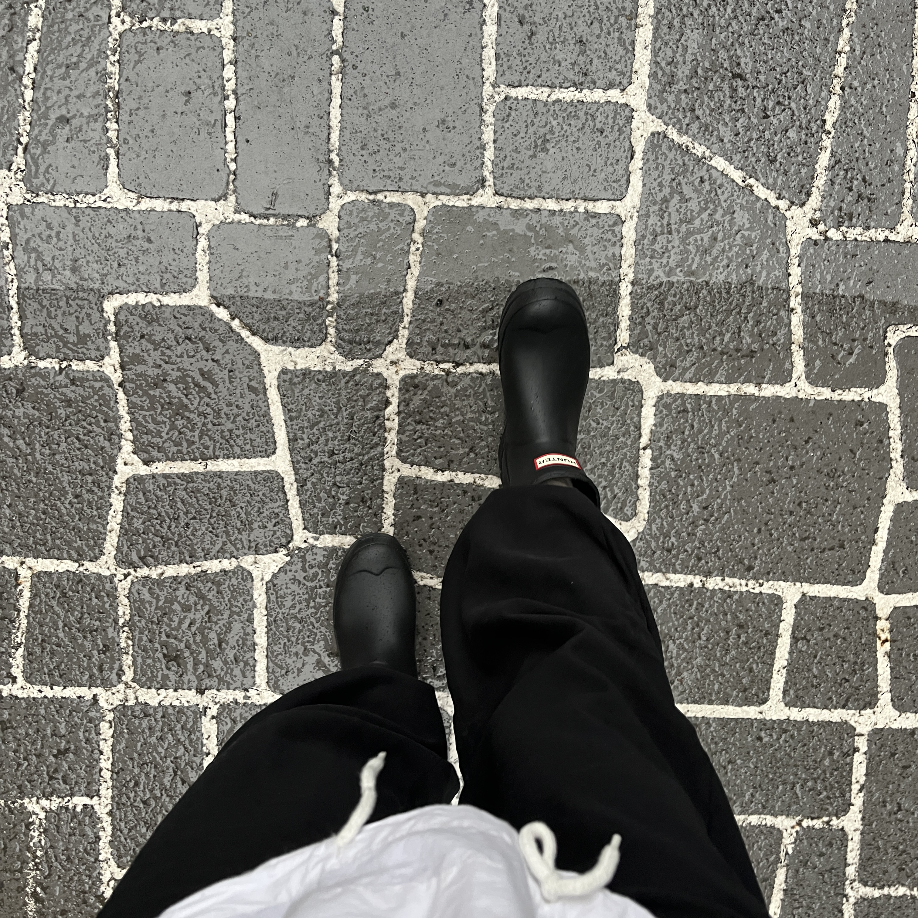 (W) Hunter Play Short Rain Boots Black 착용 스타일 - 2