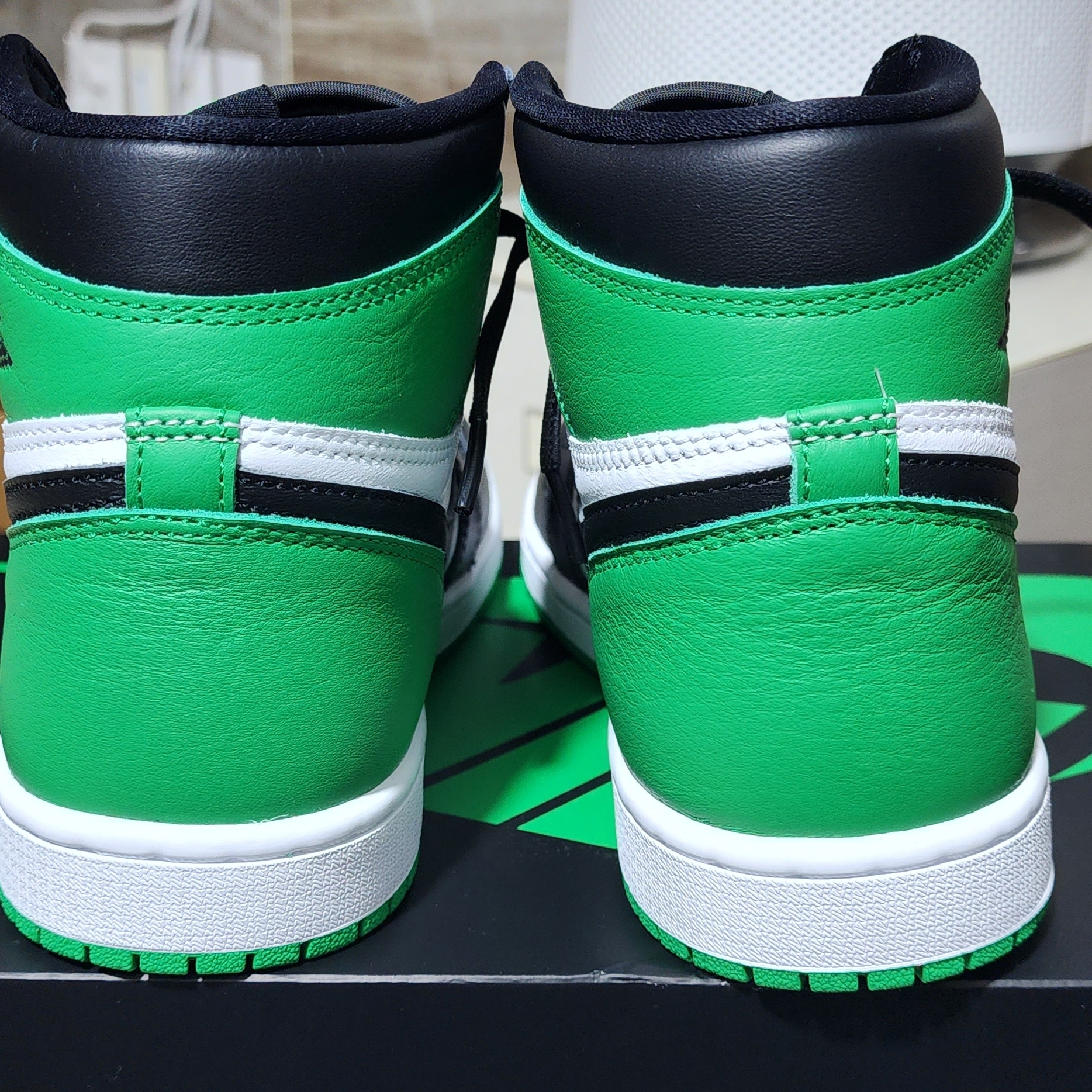 Jordan 1 Retro High OG Black and Lucky Green 착용 스타일 - 5