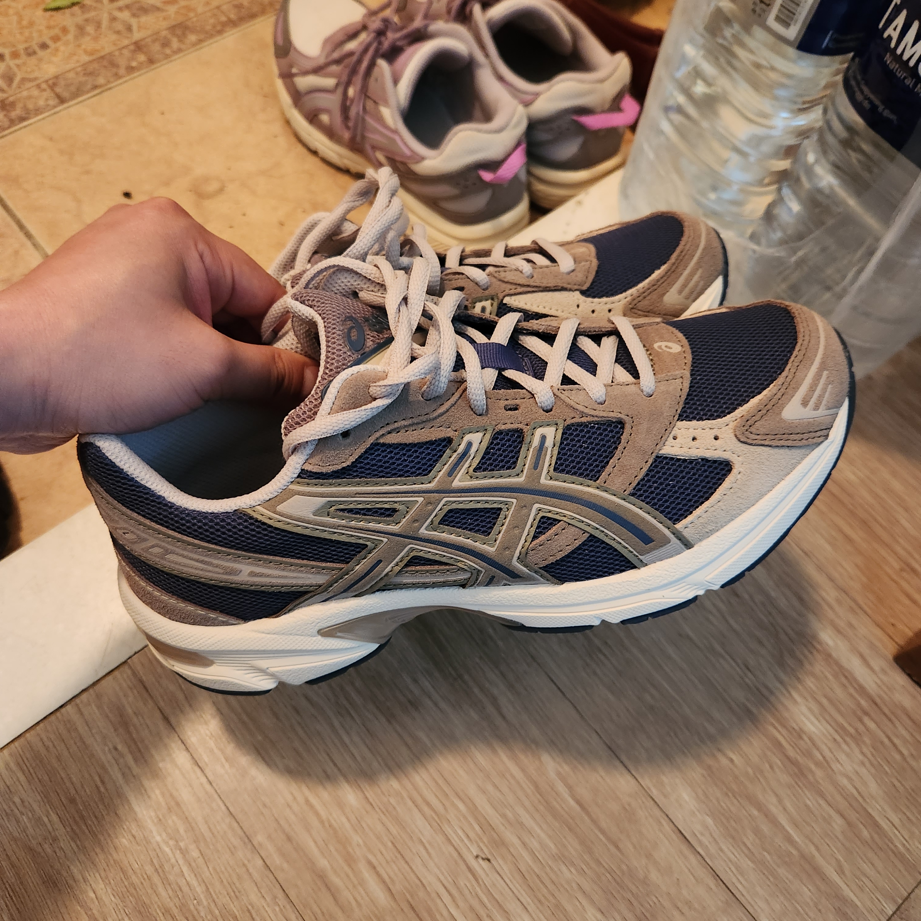 Asics Gel-1130 Tarmac Mink 착용 스타일 - 1