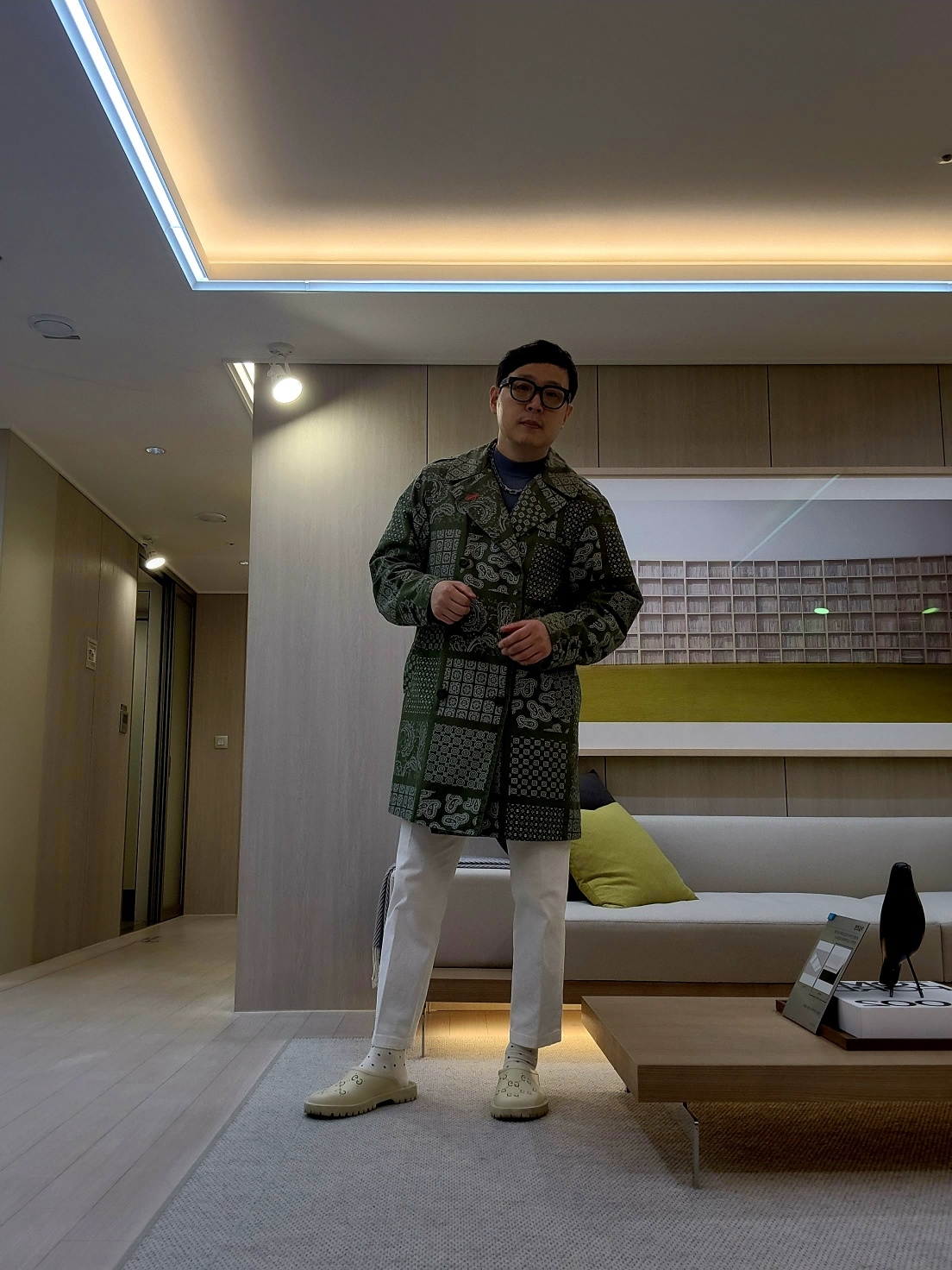 Supreme Military Trench Coat Olive Paisley - 20SS, Gucci GG Rubber Slip On Sandal White 착용 스타일 - 1