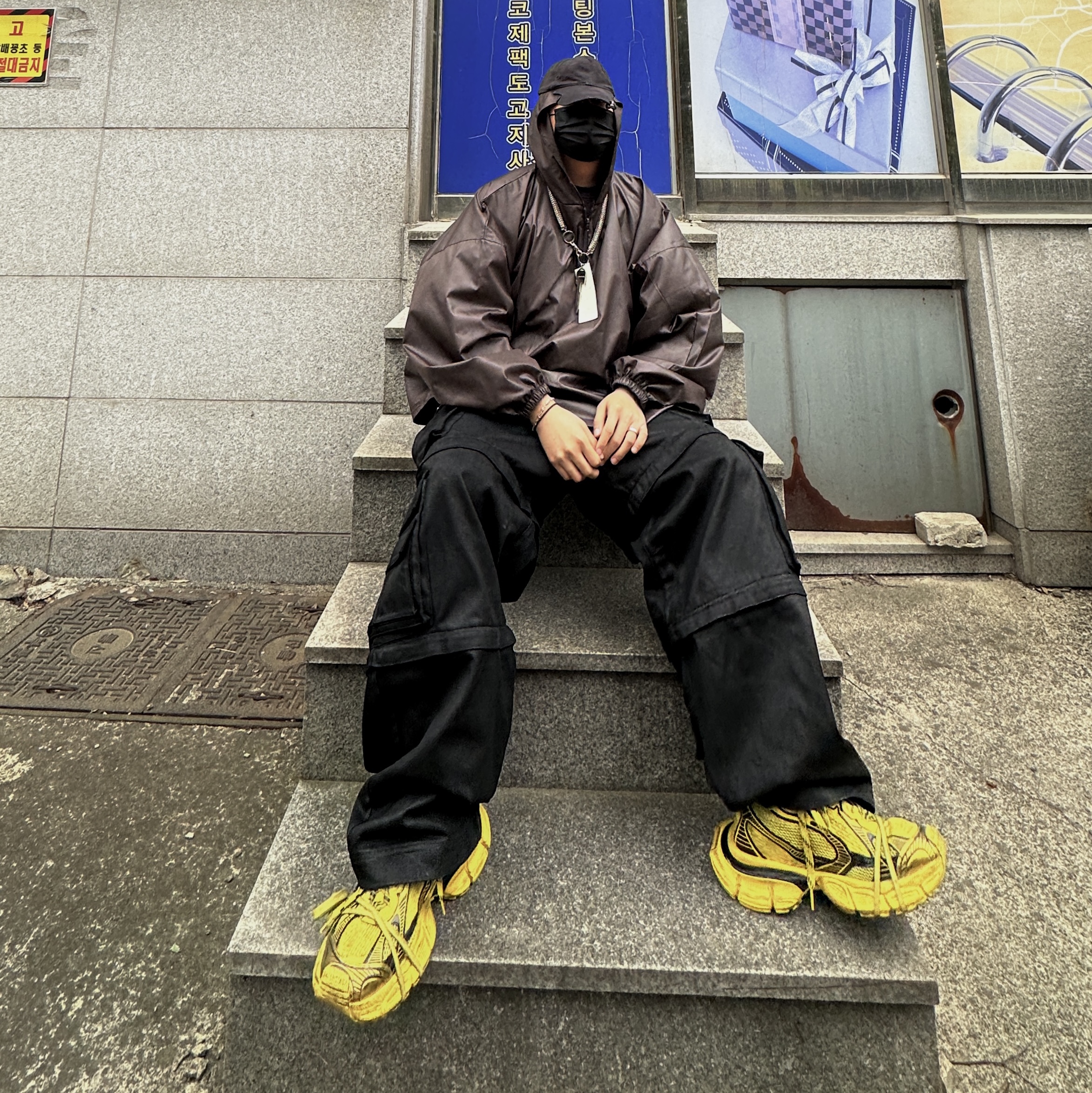 Balenciaga 3XL Sneakers Yellow Black, Project G/R Oversized Convertible Cargo Pants Coated Black 착용 스타일 - 2