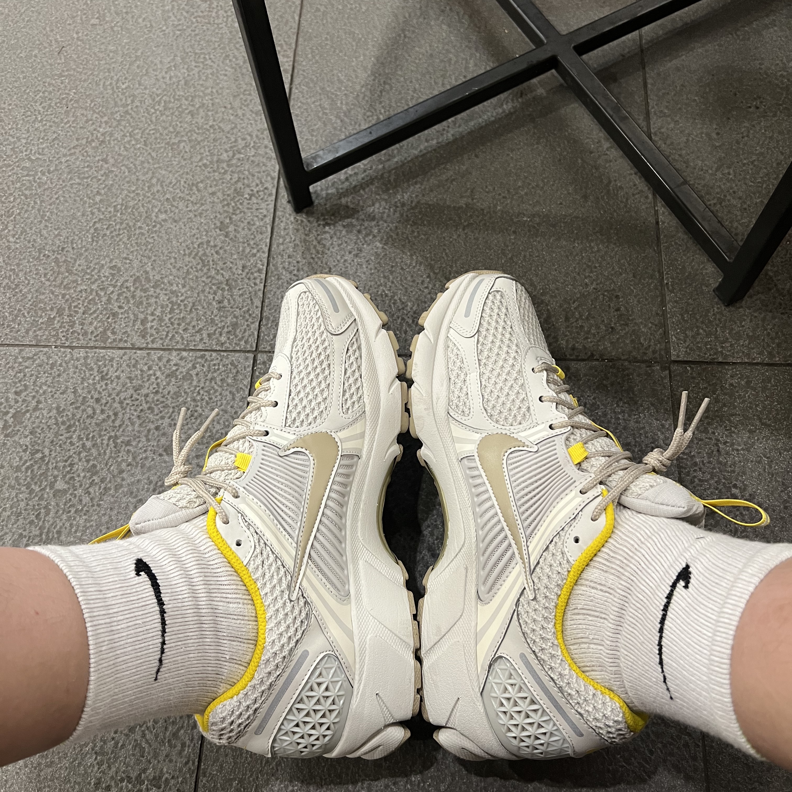 (W) Nike Zoom Vomero 5 Light Bone 착용 스타일