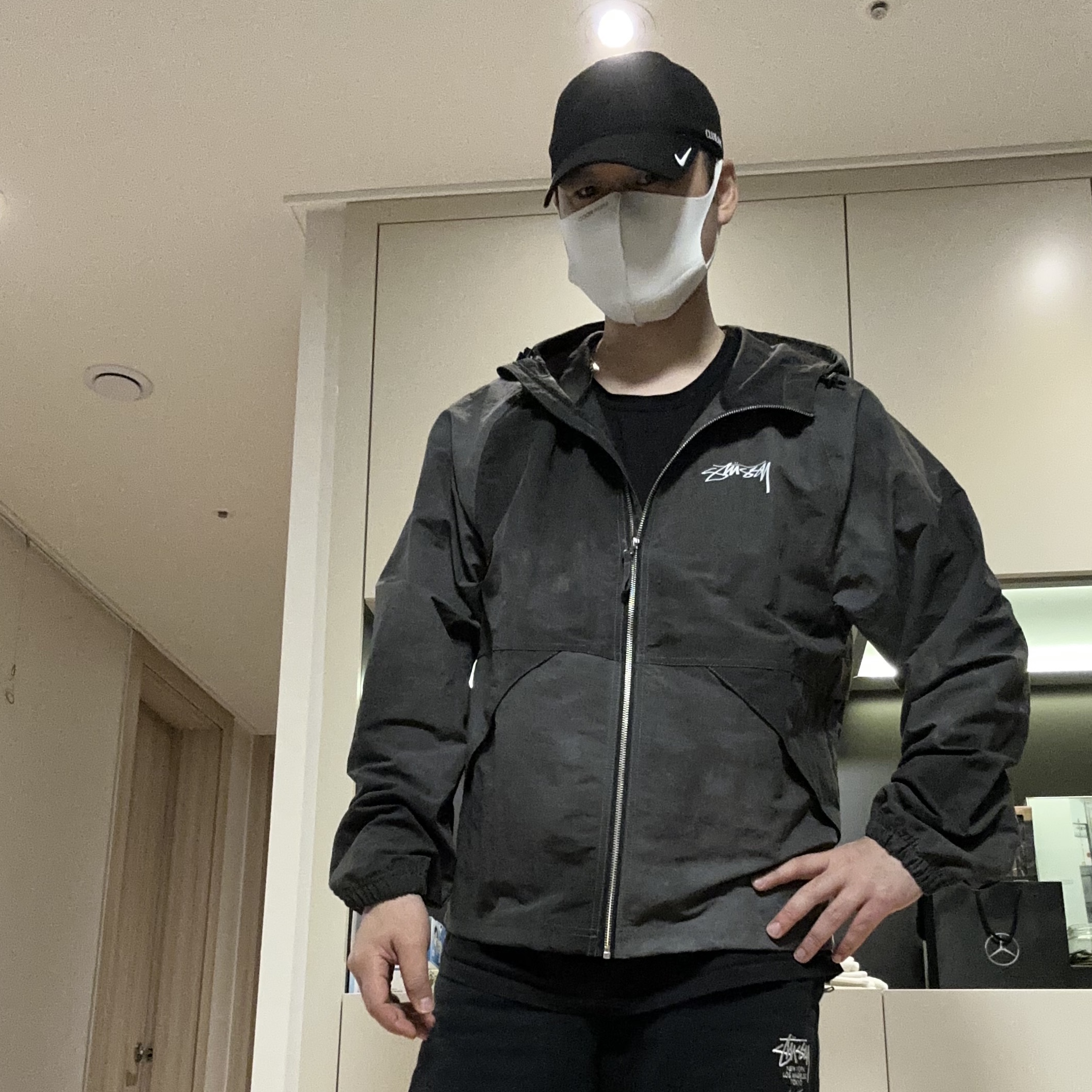 스투시 웨이브 다이 비치 쉘 자켓 블랙 착용 스타일 - 3
