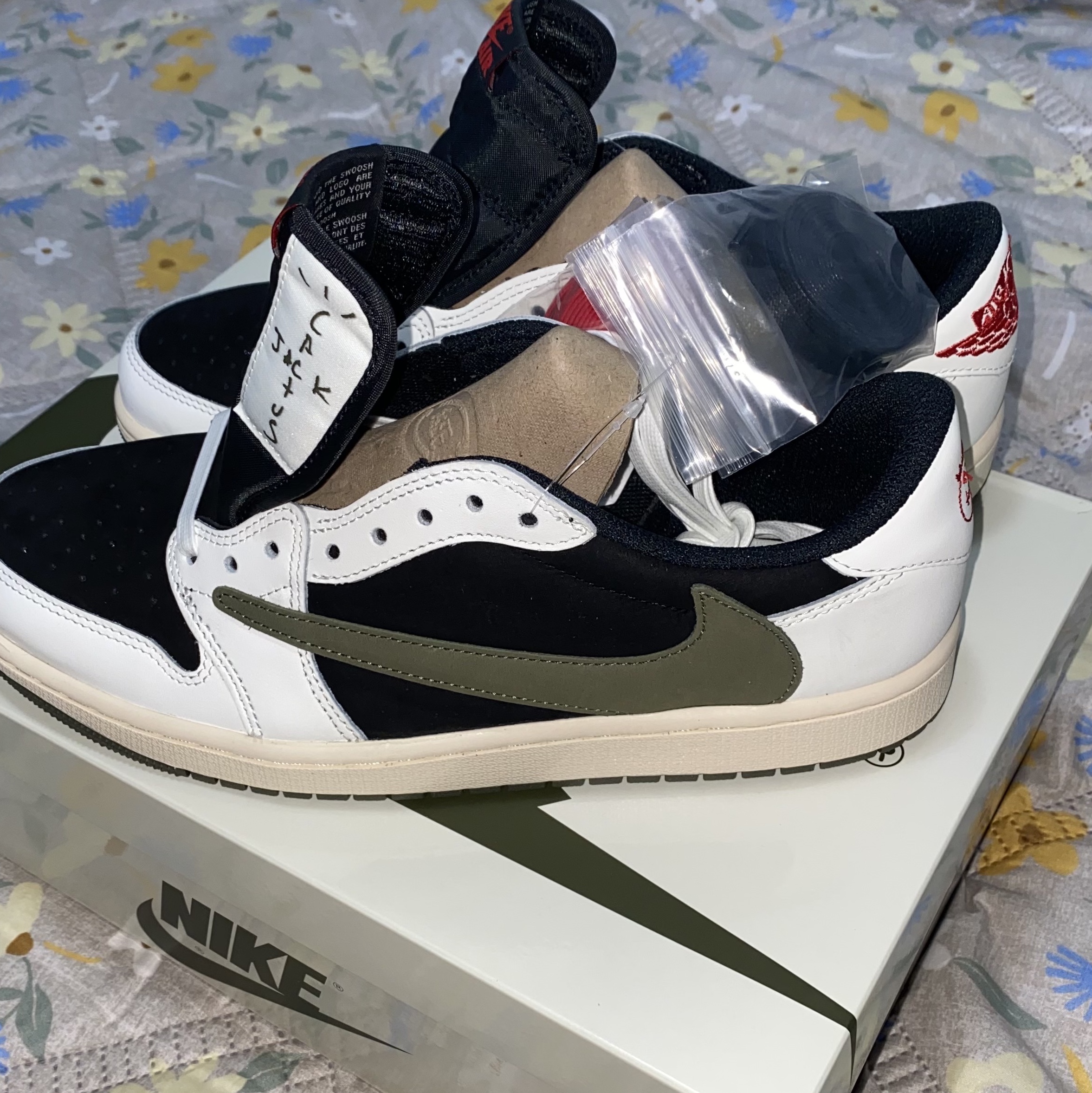(W) Jordan 1 x Travis Scott Retro Low OG SP Medium Olive 착용 스타일 - 2