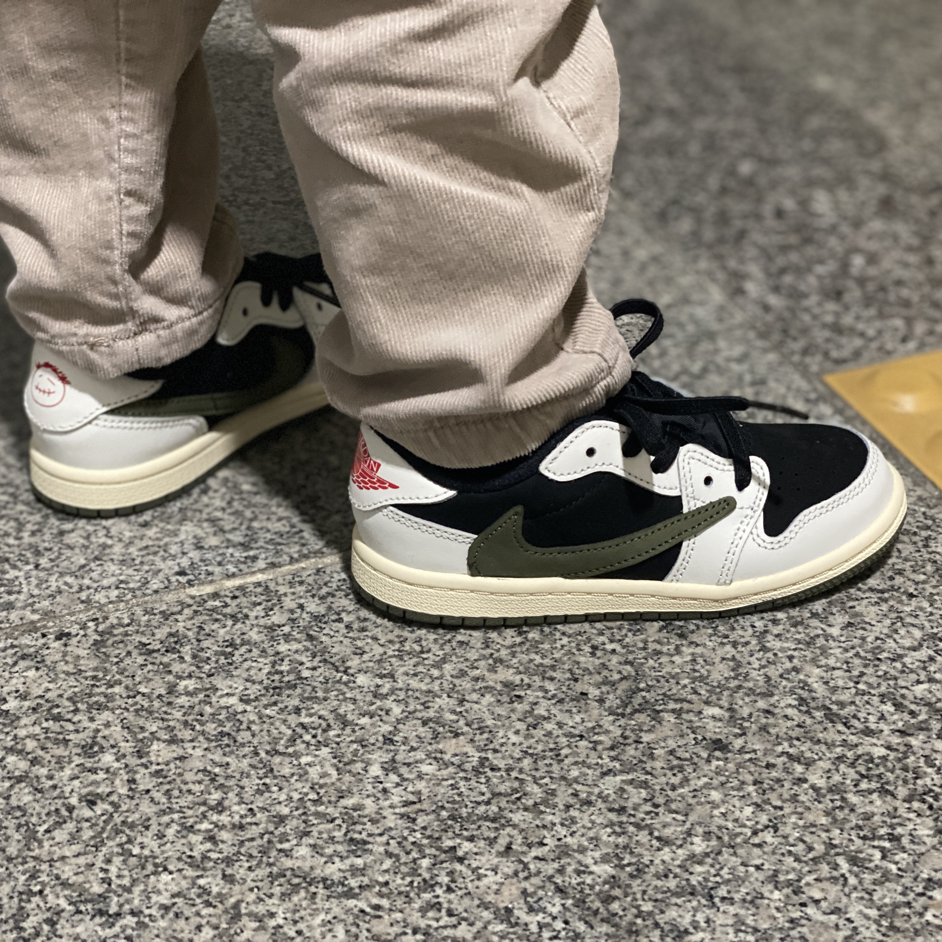 (TD) Jordan 1 x Travis Scott Retro Low OG SP Medium Olive 착용 스타일 - 3