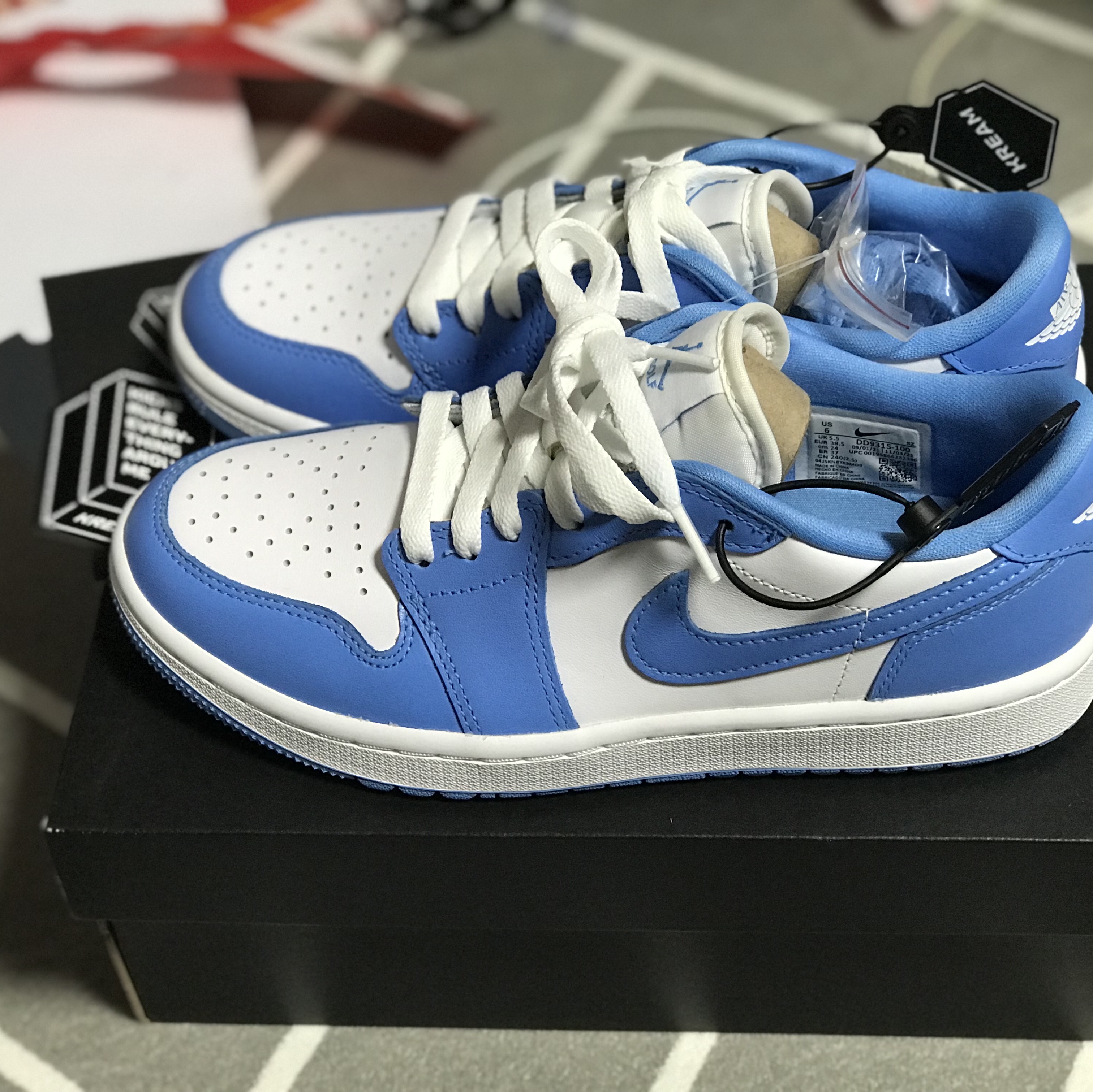 Jordan 1 Low Golf White and University Blue 착용 스타일 - 1