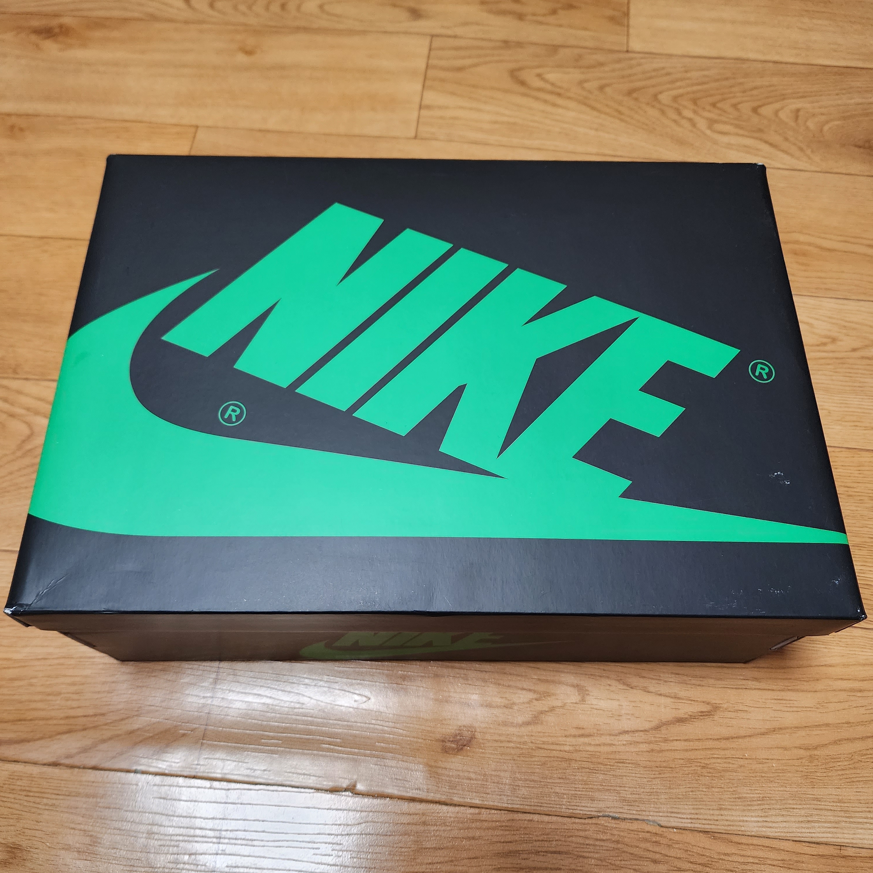 Jordan 1 Retro High OG Black and Lucky Green 착용 스타일 - 1