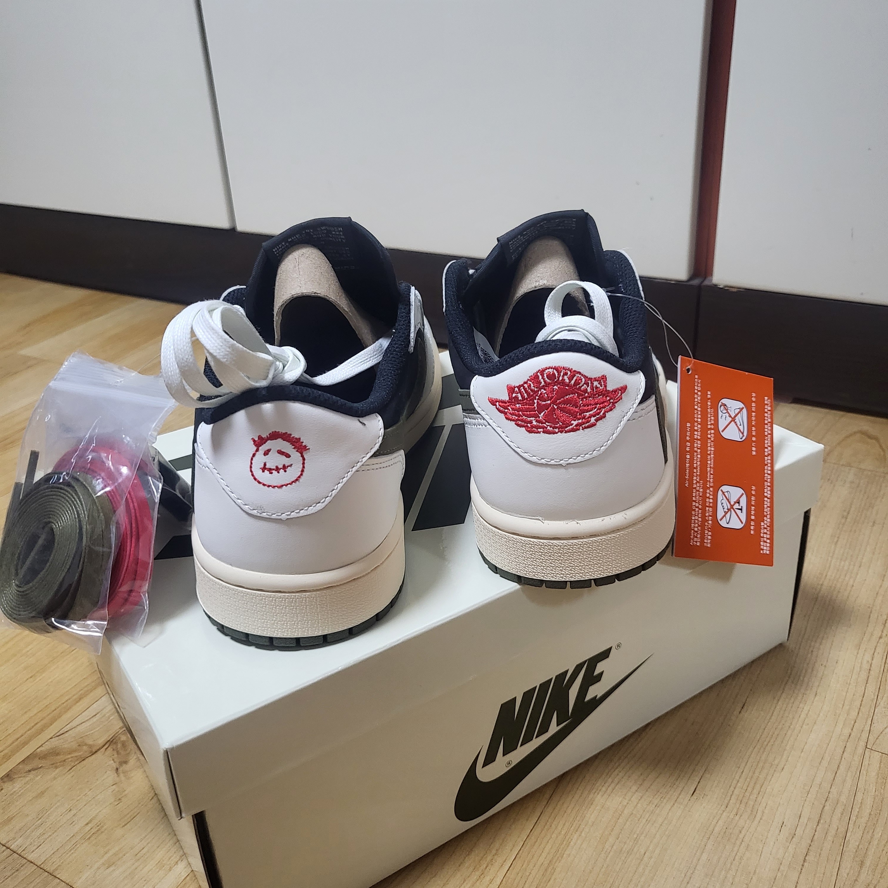 (W) Jordan 1 x Travis Scott Retro Low OG SP Medium Olive 착용 스타일 - 2