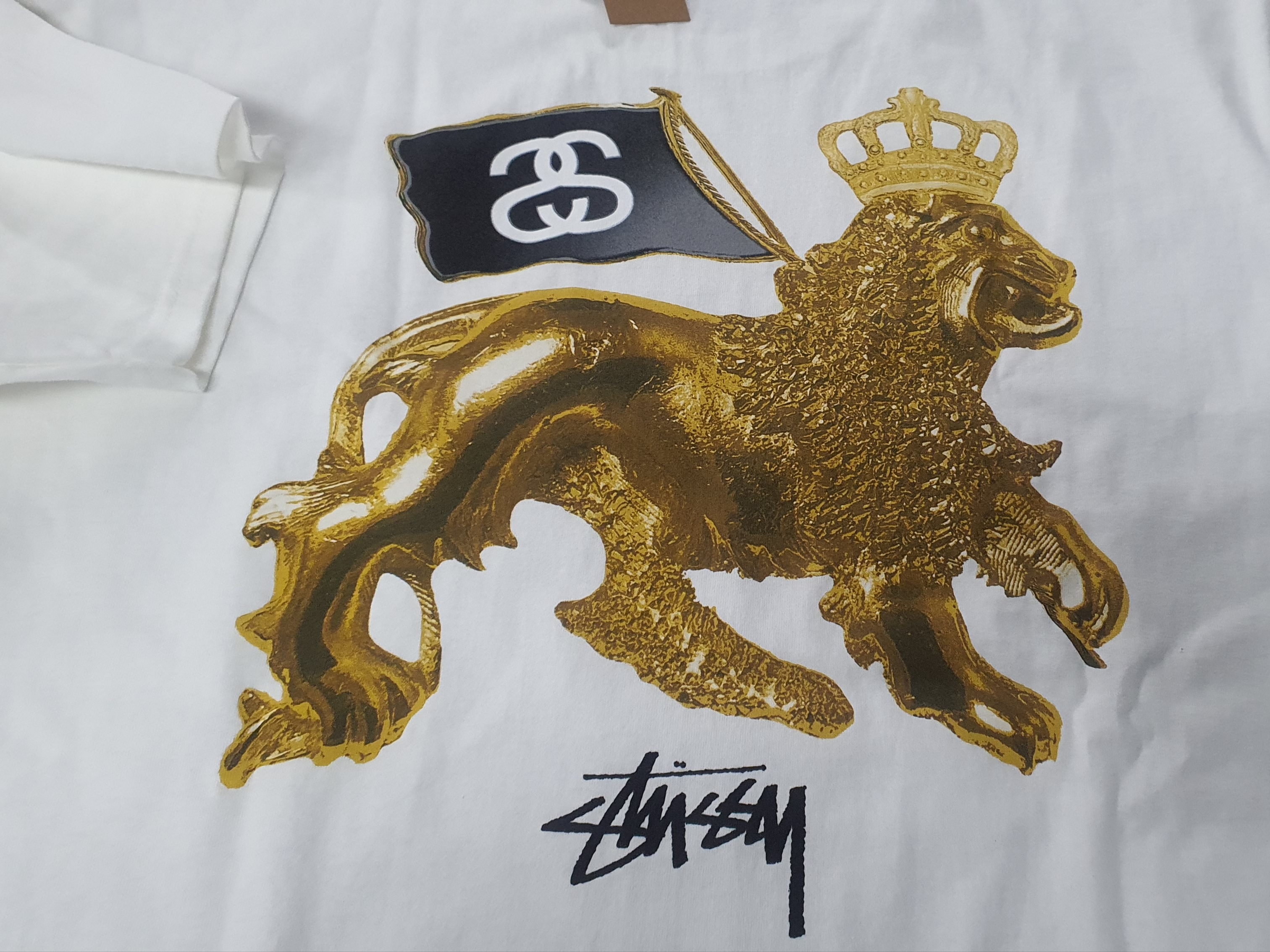 Stussy Gold Lion T-Shirt White 착용 스타일 - 1