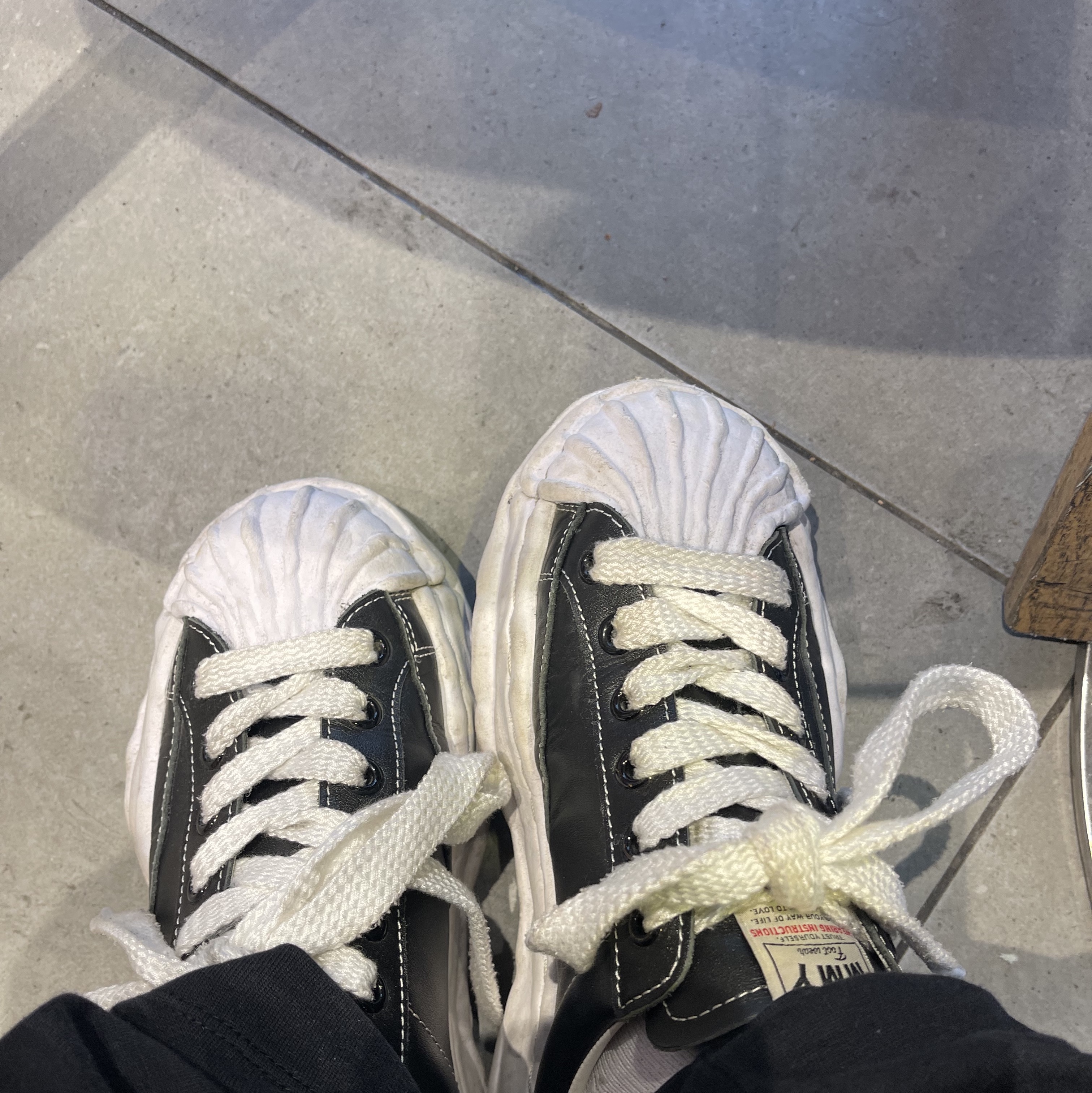 Maison Mihara Yasuhiro Blakey VL OG Sole Leather Low-top Sneakers Black 착용 스타일 - 1