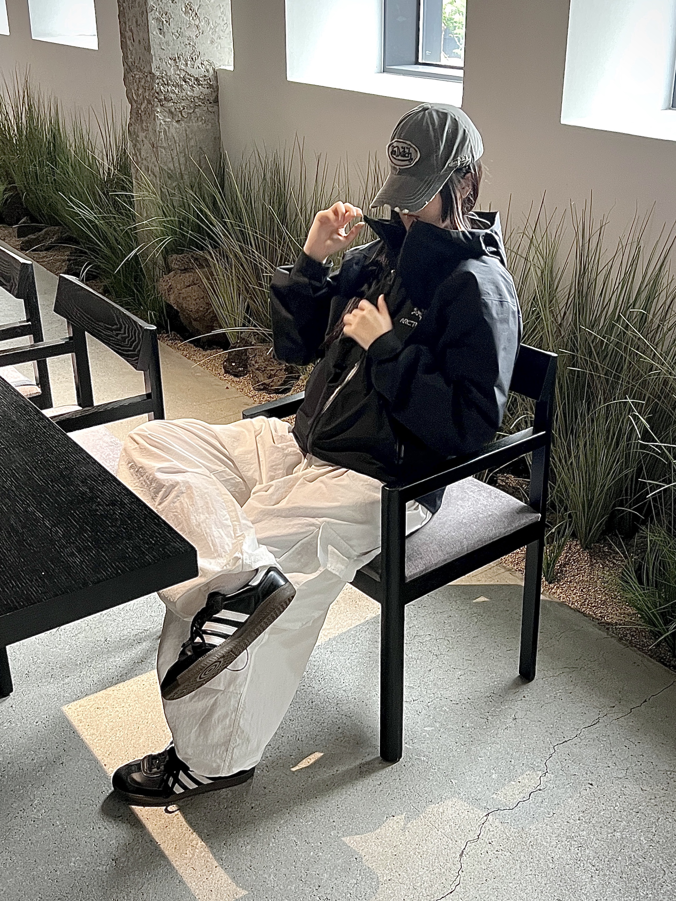 Arc'teryx Zeta SL Jacket Black, Adidas Samba OG Black White Gum 착용 스타일 - 2