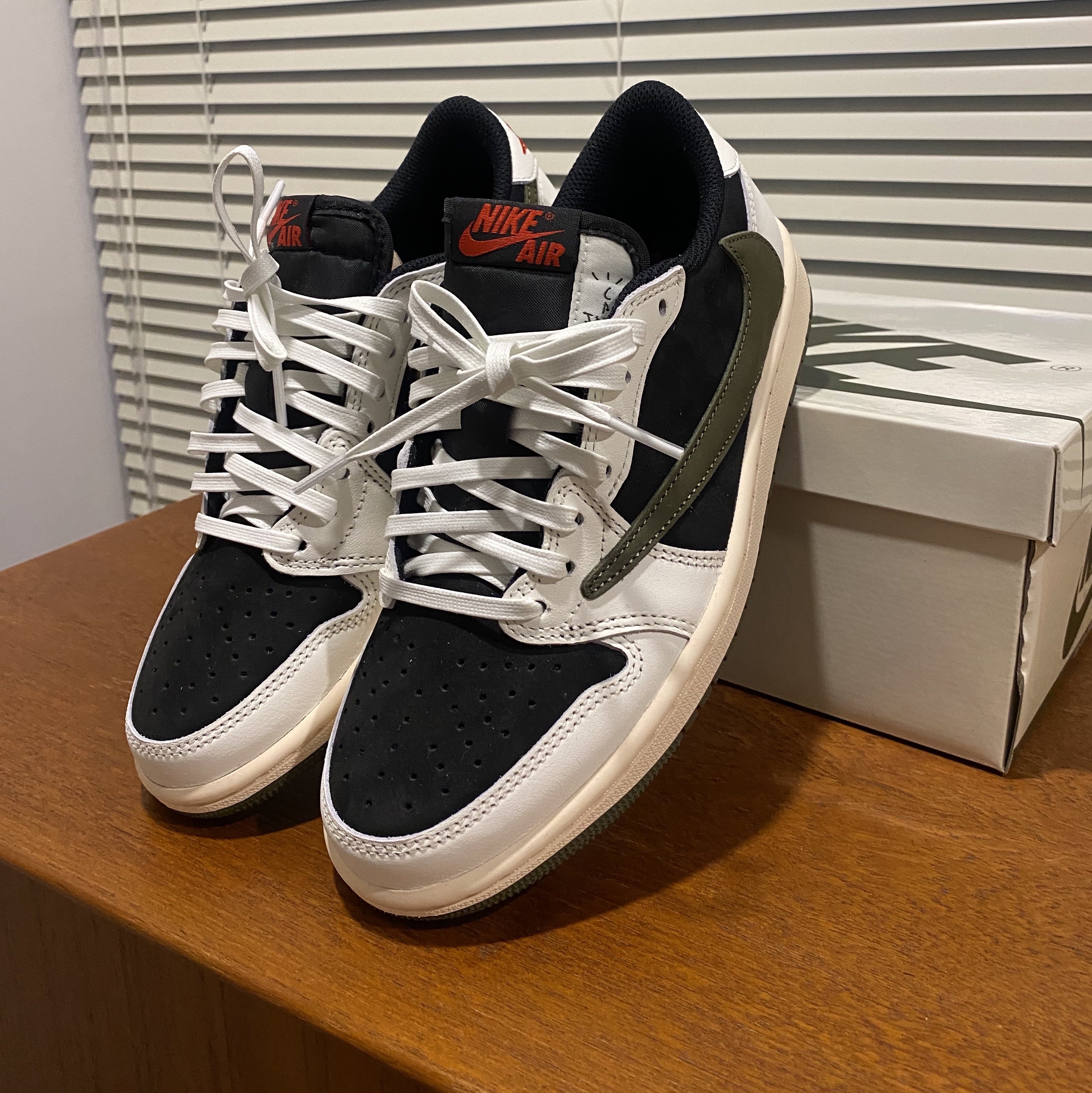 (W) Jordan 1 x Travis Scott Retro Low OG SP Medium Olive 착용 스타일 - 1