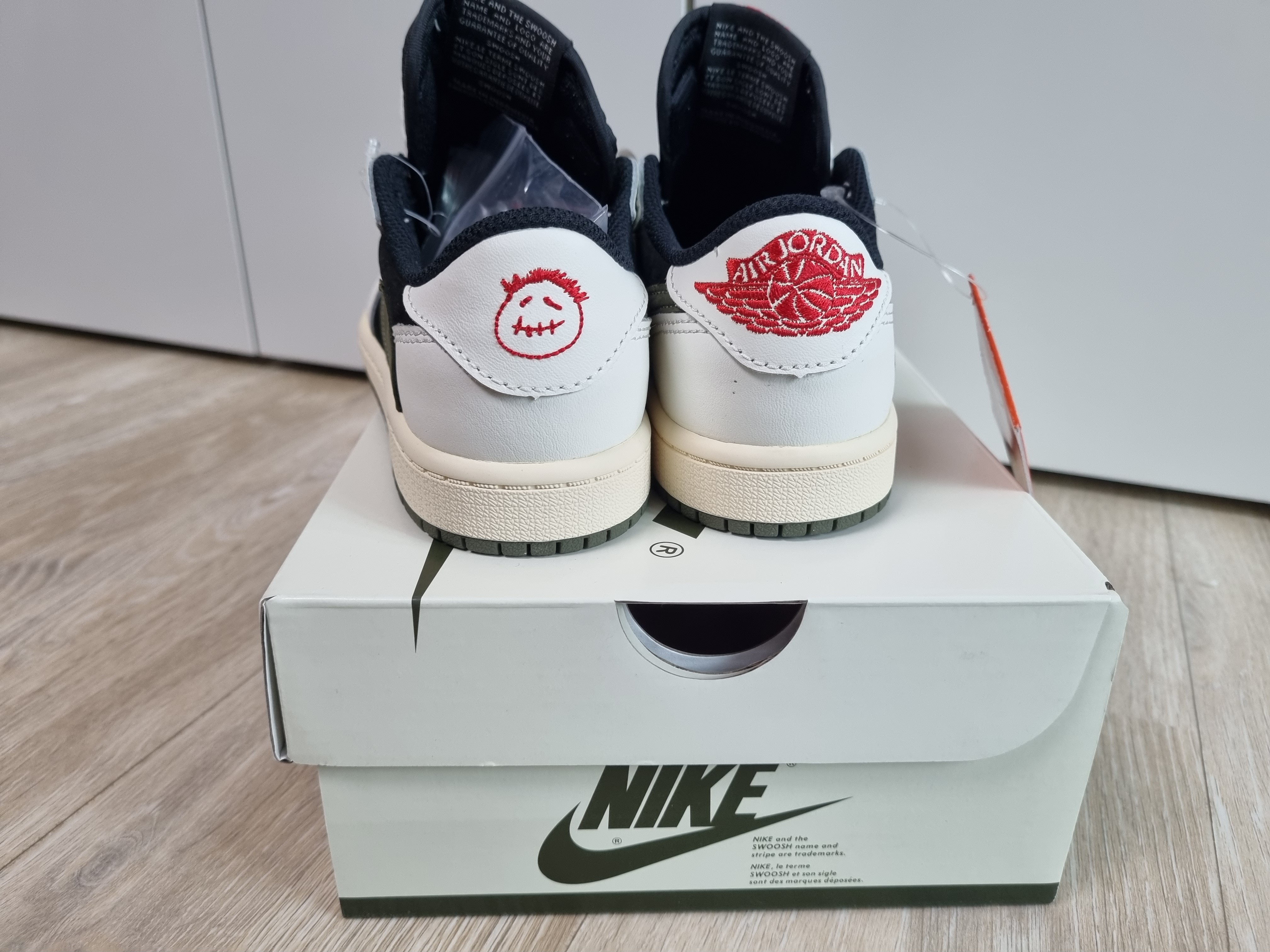 (PS) Jordan 1 x Travis Scott Retro Low OG SP Medium Olive 착용 스타일 - 4