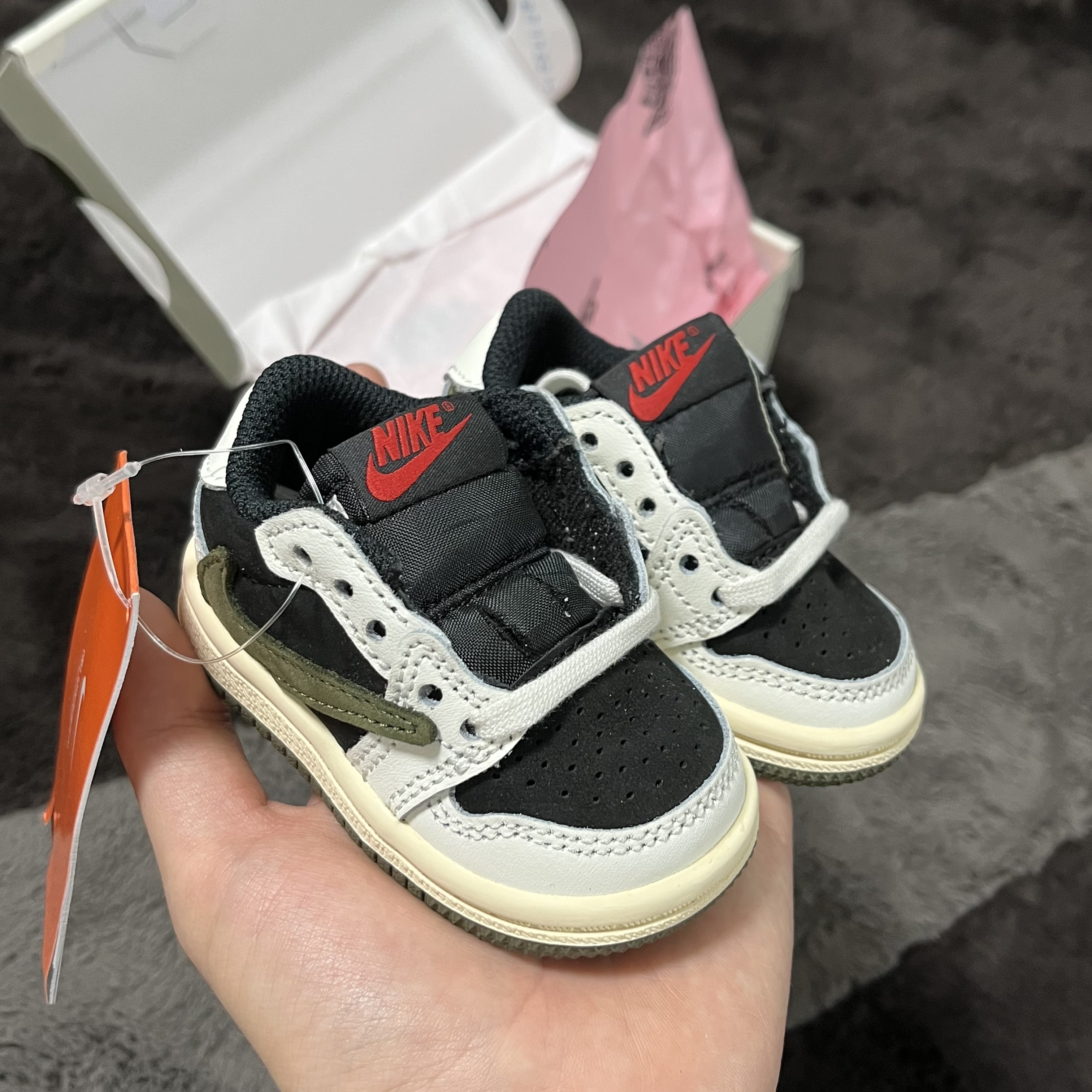 (TD) Jordan 1 x Travis Scott Retro Low OG SP Medium Olive 착용 스타일 - 2