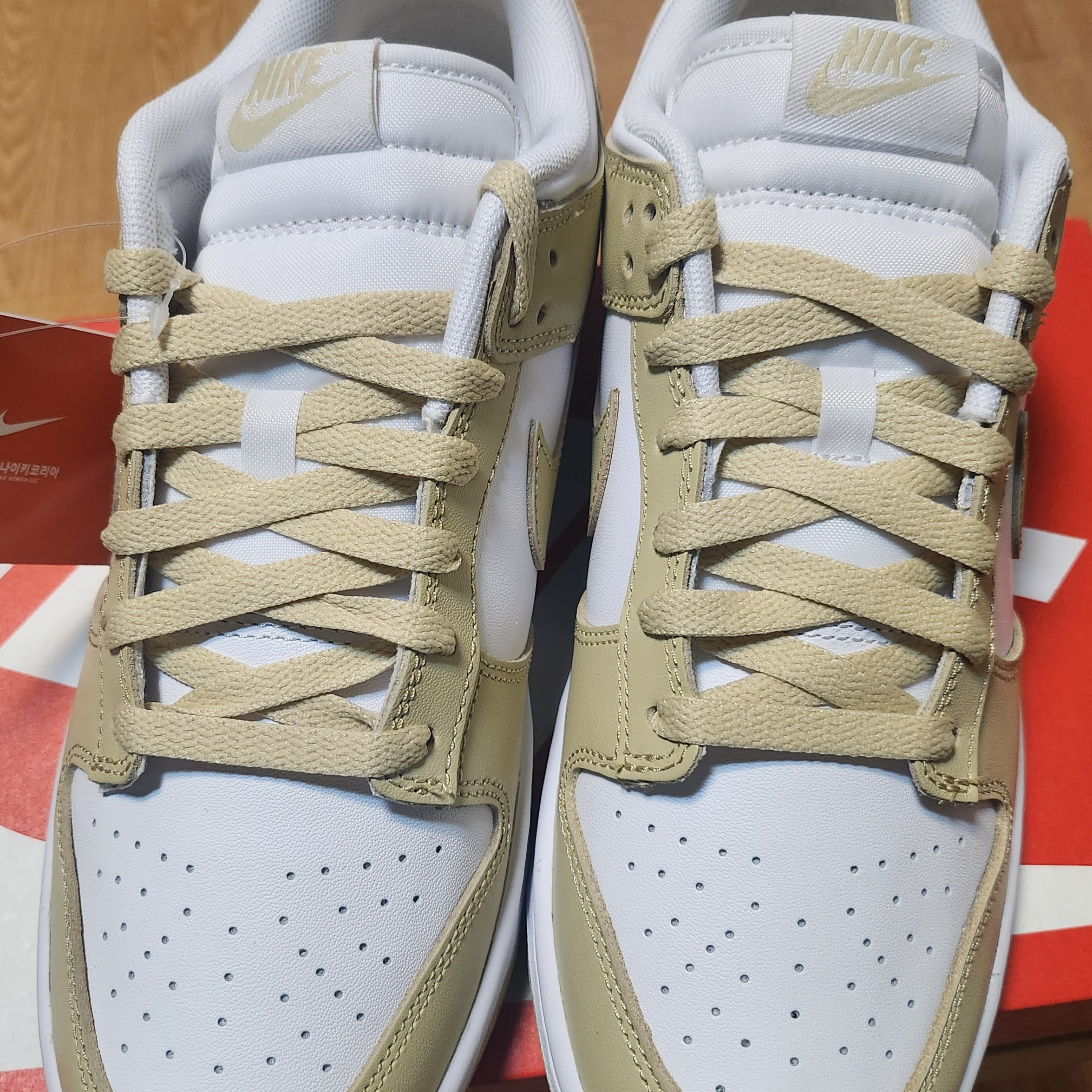 Nike Dunk Low Team Gold and White 착용 스타일 - 1