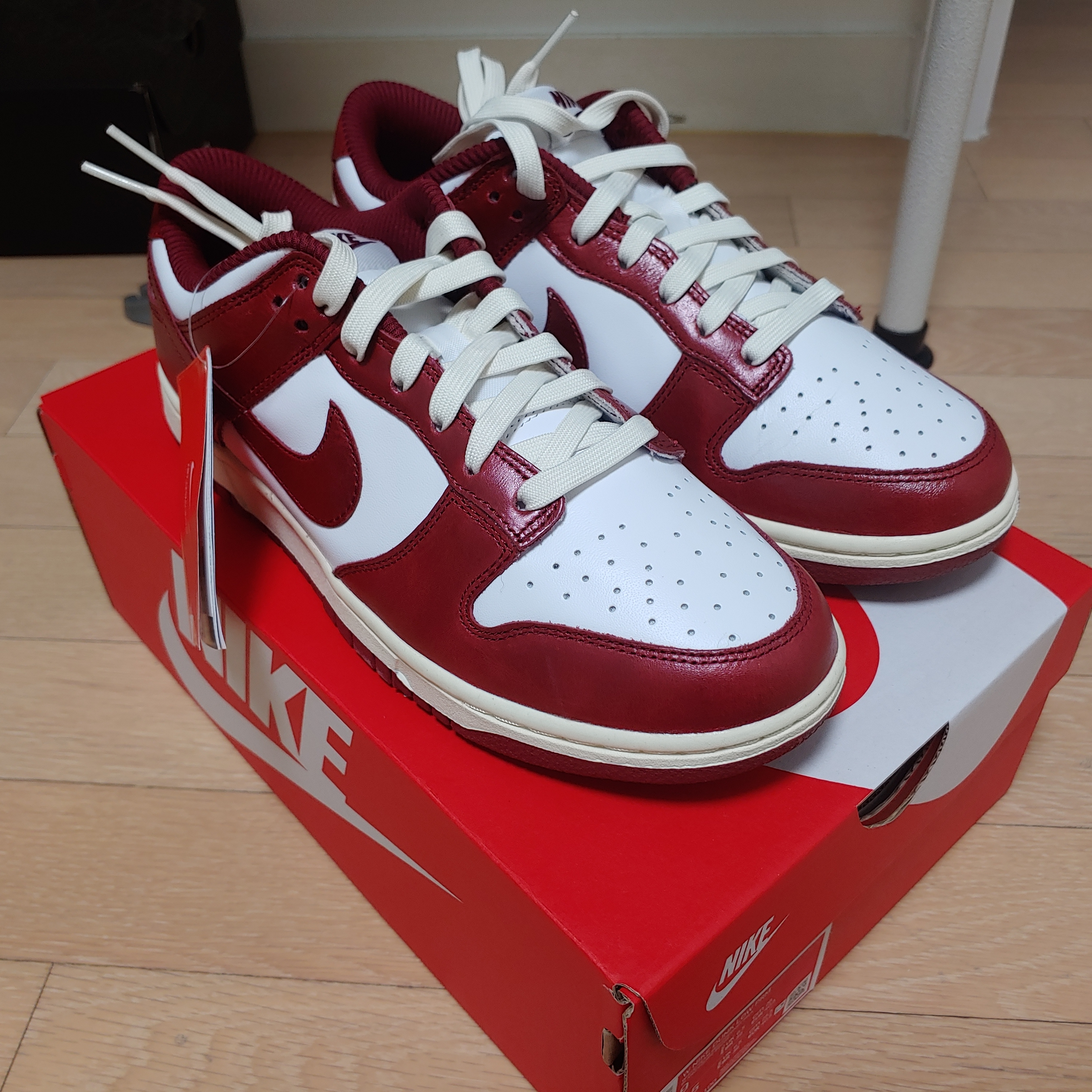(W) Nike Dunk Low Retro PRM Team Red and White 착용 스타일 - 1