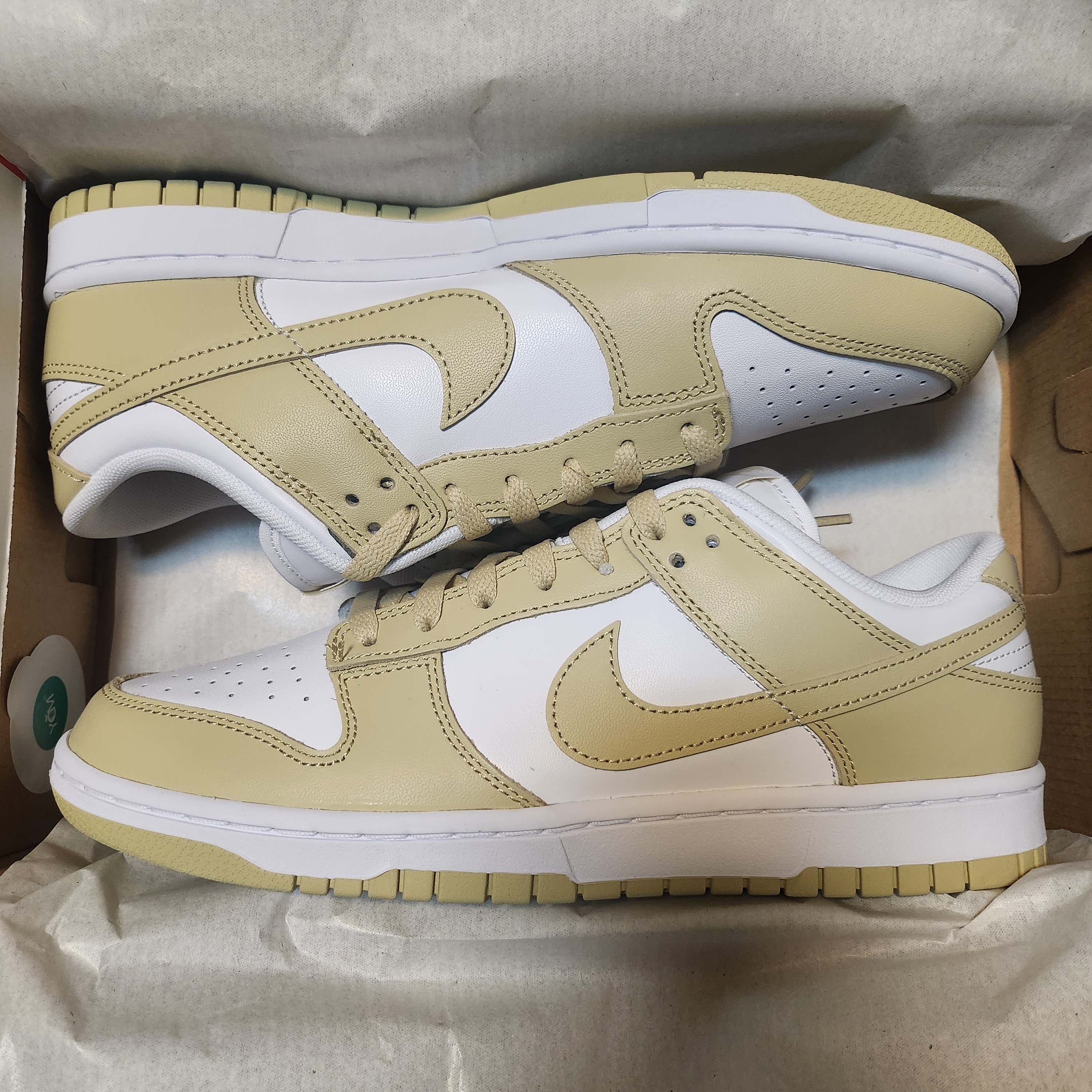 Nike Dunk Low Team Gold and White 착용 스타일 - 3