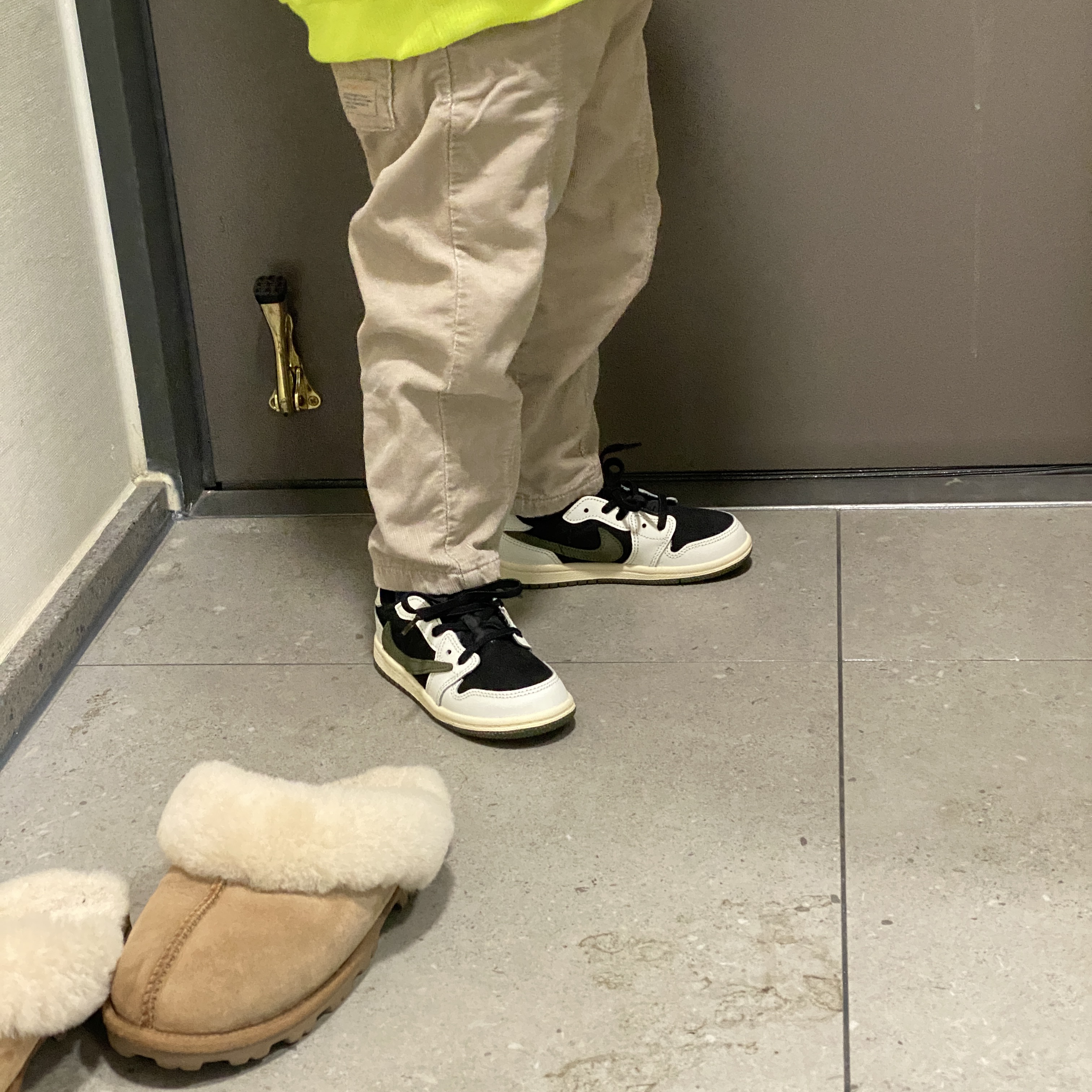 (TD) Jordan 1 x Travis Scott Retro Low OG SP Medium Olive 착용 스타일 - 1