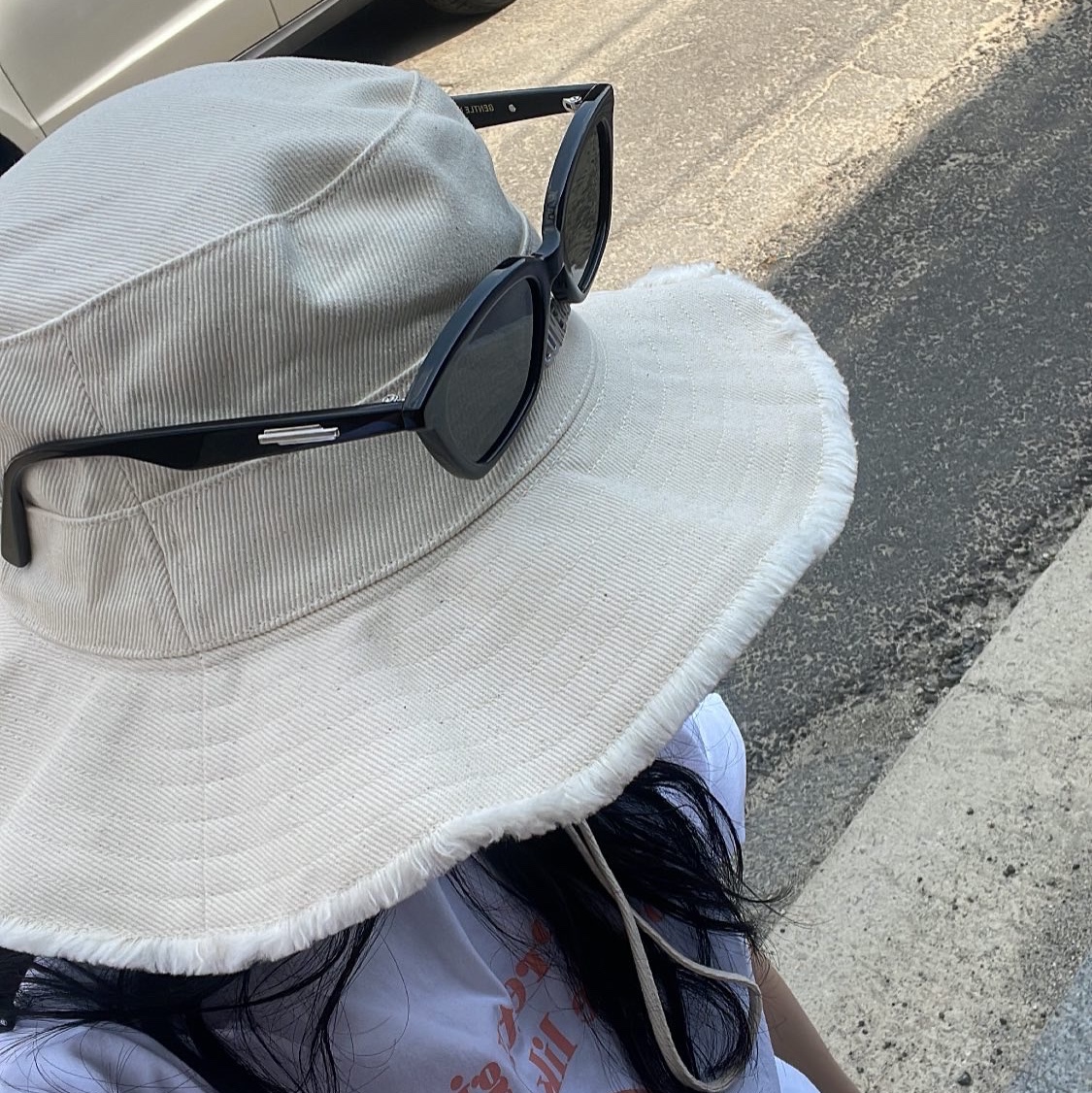 Jacquemus Le Bob Artichaut Bucket Hat Off White 착용 스타일